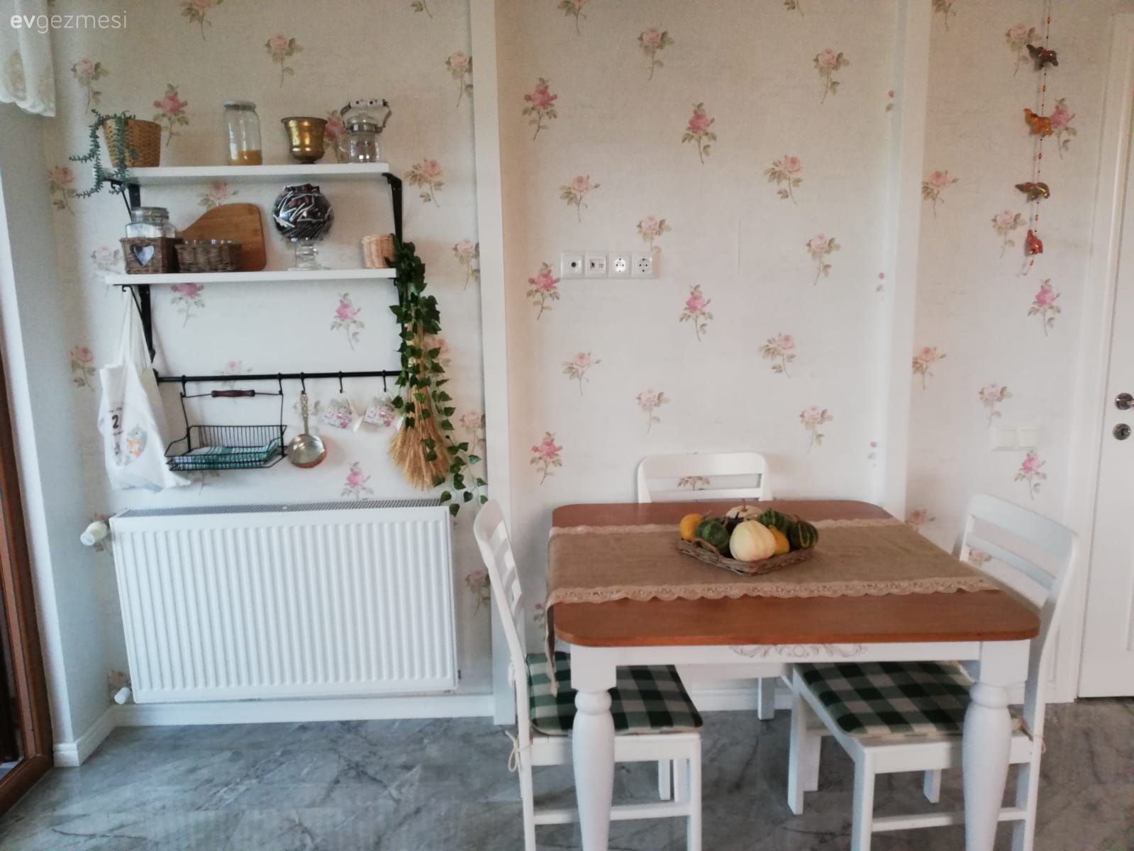 Beyaz, Mutfak masası, Sandalye, Ahşap masa, Duvar kağıdı, Duvar dekorasyonu, Mutfak rafı, Mutfak, Mutfak zemin seramikleri, Çiçekli desen, Desenler
