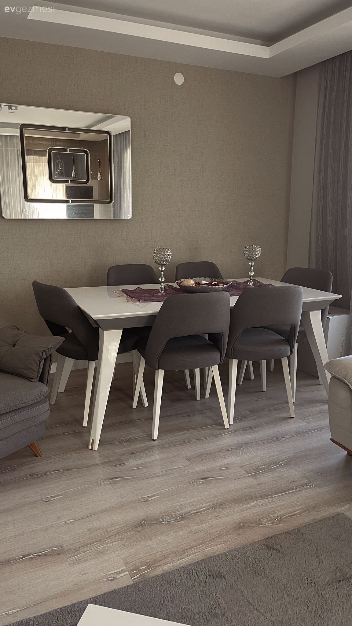 Yemek Odası, Modern, Gri duvar, Gri, Beyaz, Yemek masası, Sandalye, Ayna, Parke, Berjer, Dekoratif Objeler
