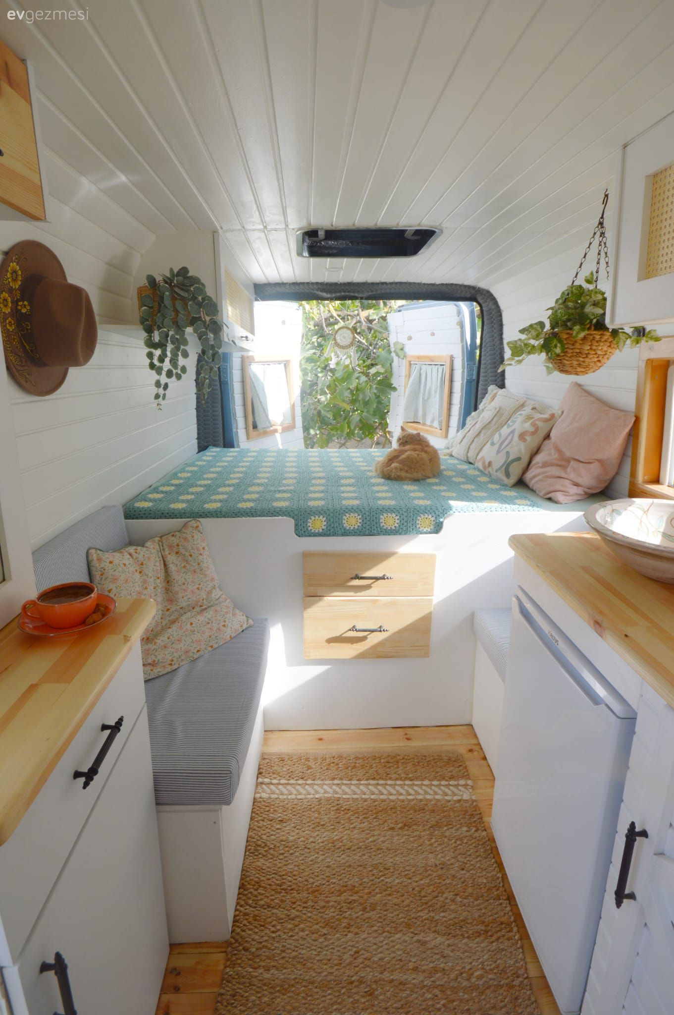 Öncesi&Sonrası: Ev Konforunu Aratmayan Neşeli Bir Karavan!