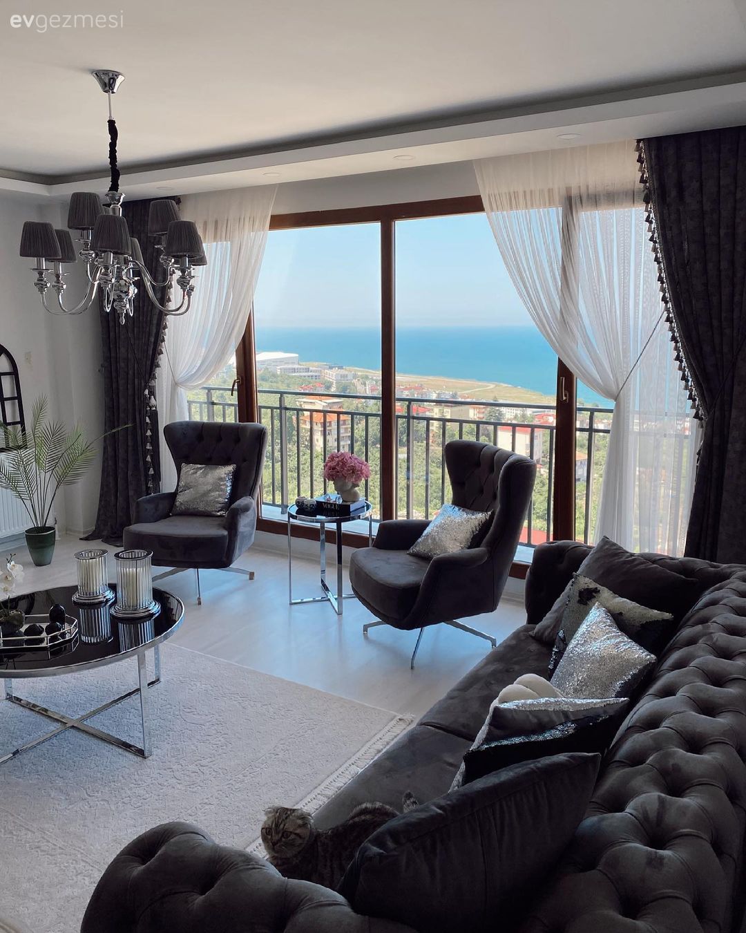 Salon, Art deko, Beyaz, Krem, Füme, Modern chesterfield, Berjer, Halı, Salon halısı, Orta sehpa, Sehpa, Yan sehpa, Tv ünitesi, Tv ünitesi aksesuarları, Ev Aksesuar, Pencere duvar dekoru, Duvar dekorasyonu, Avize, Aydınlatma, Fon perde, Perde, Tül perde, Kırlent, Ev tekstili