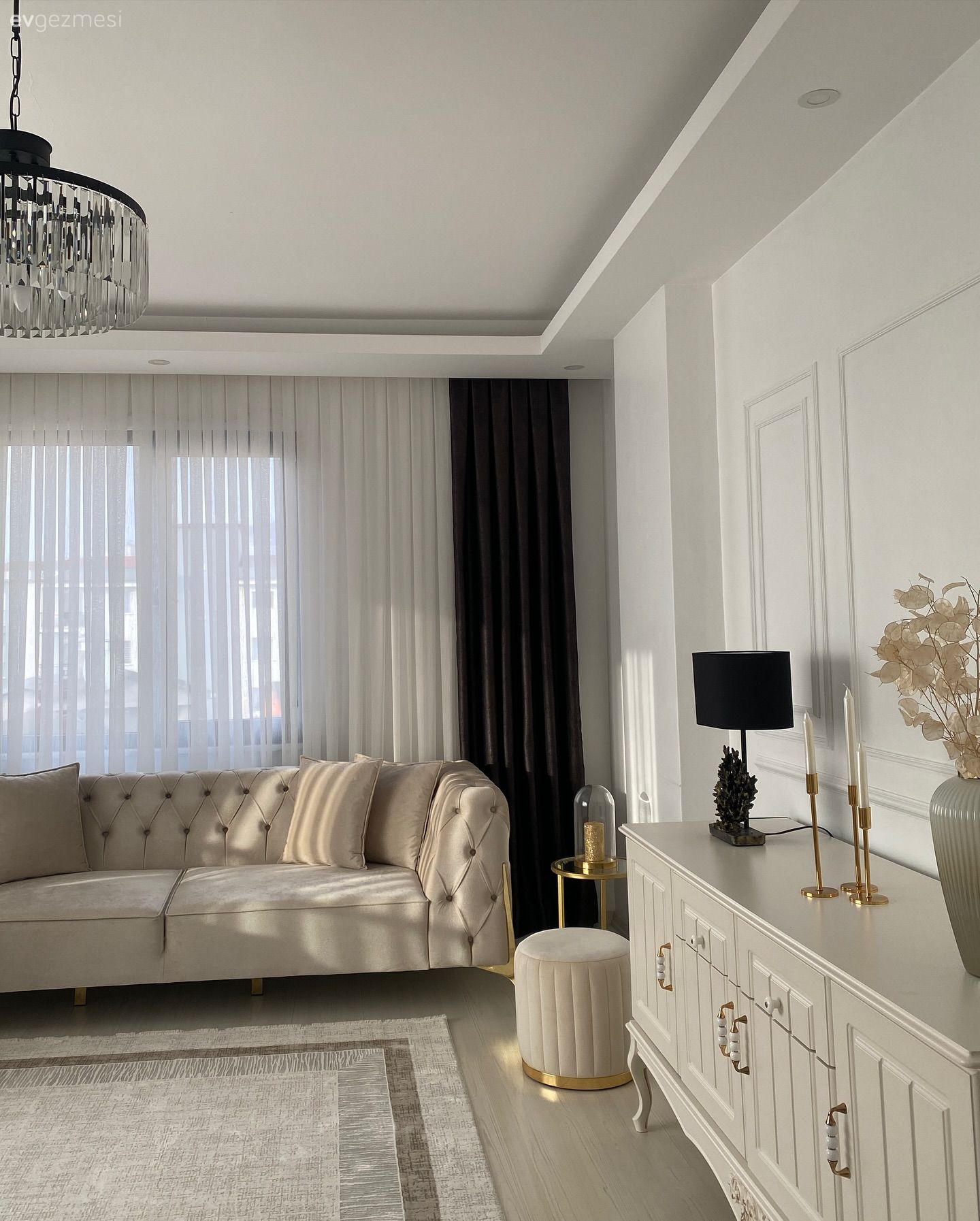 Bu İki Katlı Evde Modern Stil Çok Baskın