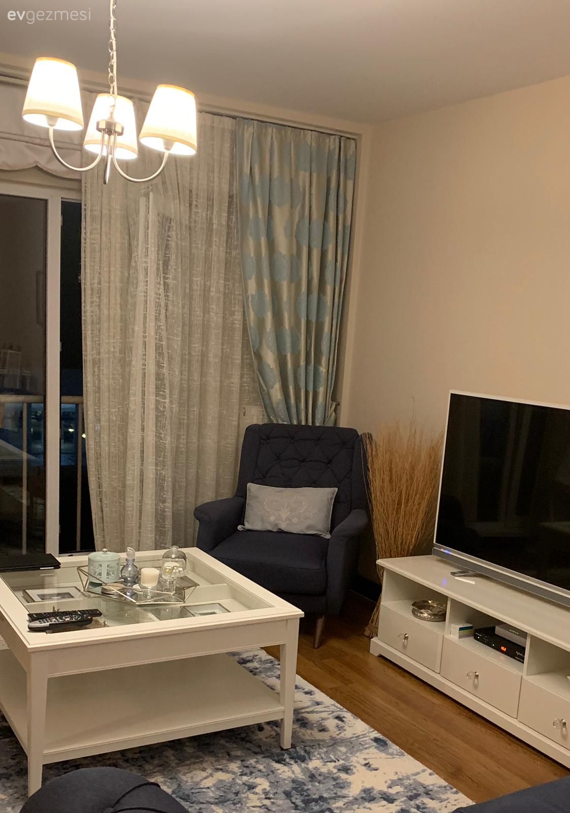 Salon, Koltuk takımı, Gri, Beyaz, Bej, Yemek masası, Sandalye, Ayna, Şamdan, Ev Aksesuar, Avize, Aydınlatma, Kırlent, Ev tekstili, Fon perde, Perde, Tül perde