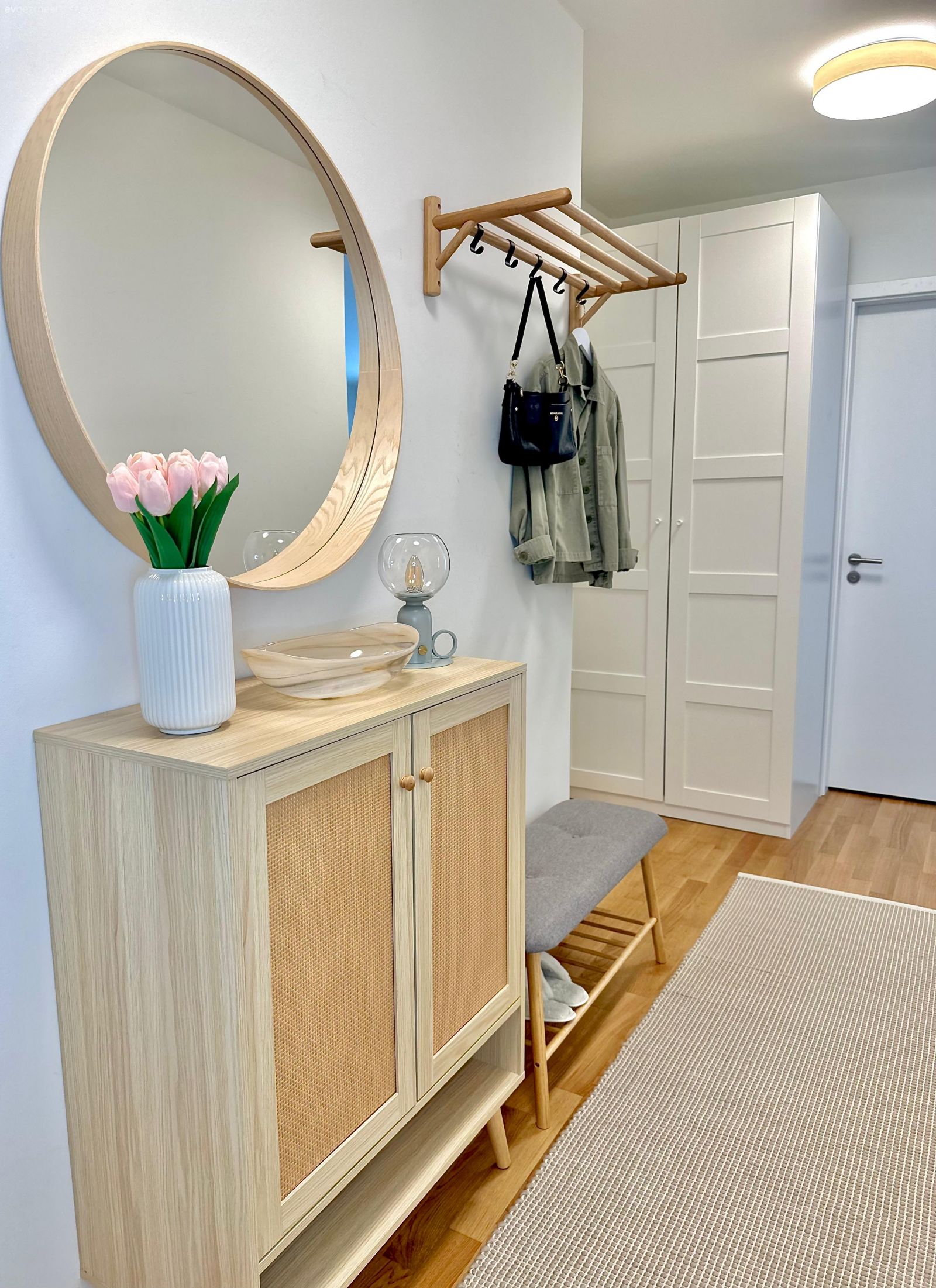 Hem Sade Hem Keyifli Olabilen Bu Ev Orta Genişlikte Bir Yaşam Alanı!