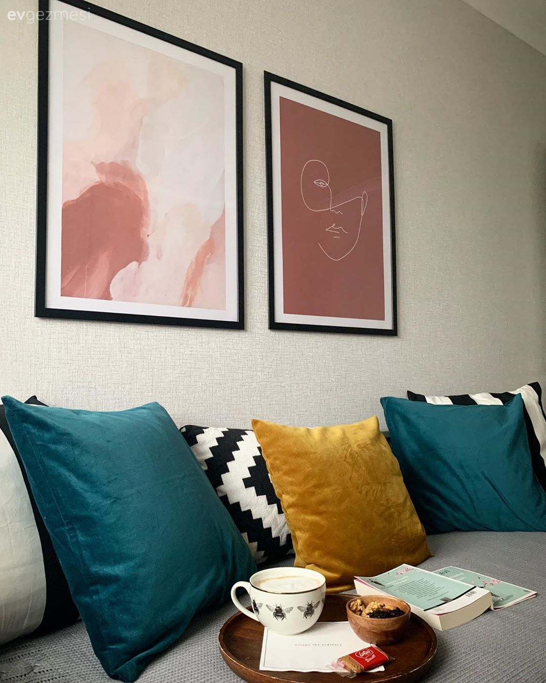 Oturma Odası, Gri, Sarı, Kırlent, Ev tekstili, Tablo, Duvar dekorasyonu, Siyah- Beyaz