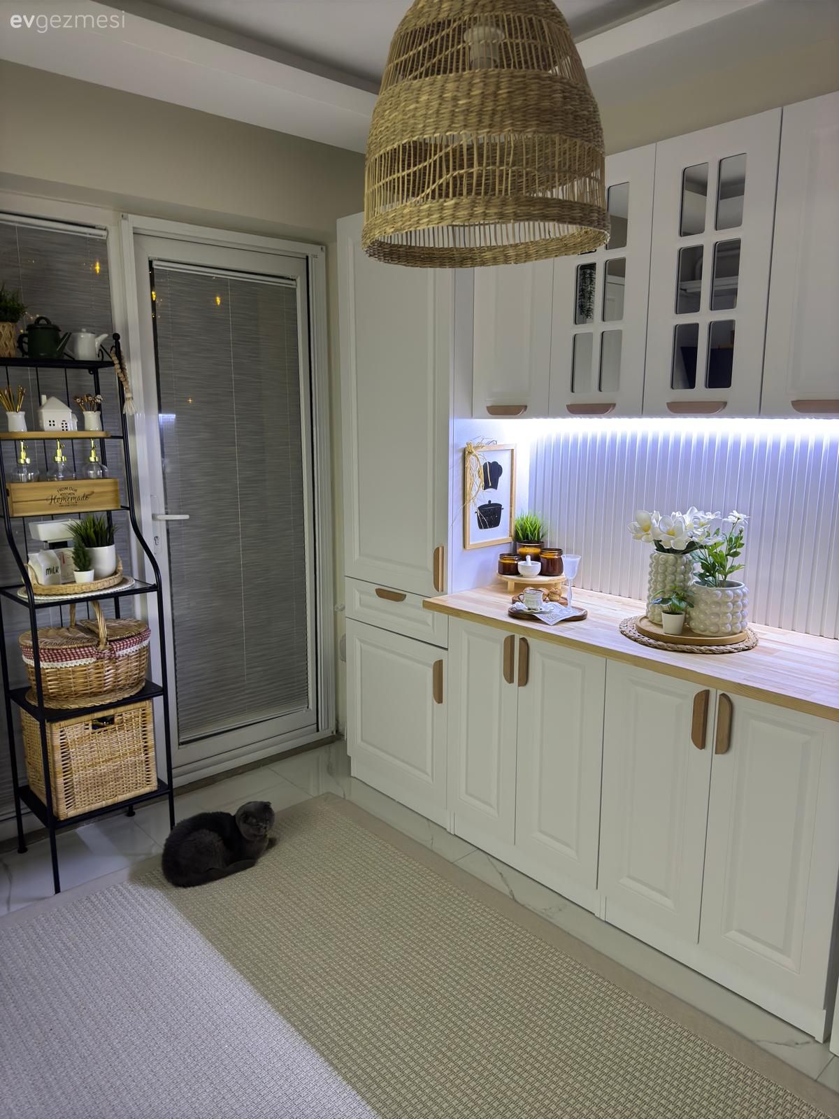 Mutfak, Beyaz mutfak, Kahve köşesi, Hasır avize, Halı, Mutfak halısı, Mutfak aksesuarları, Dekoratif Objeler