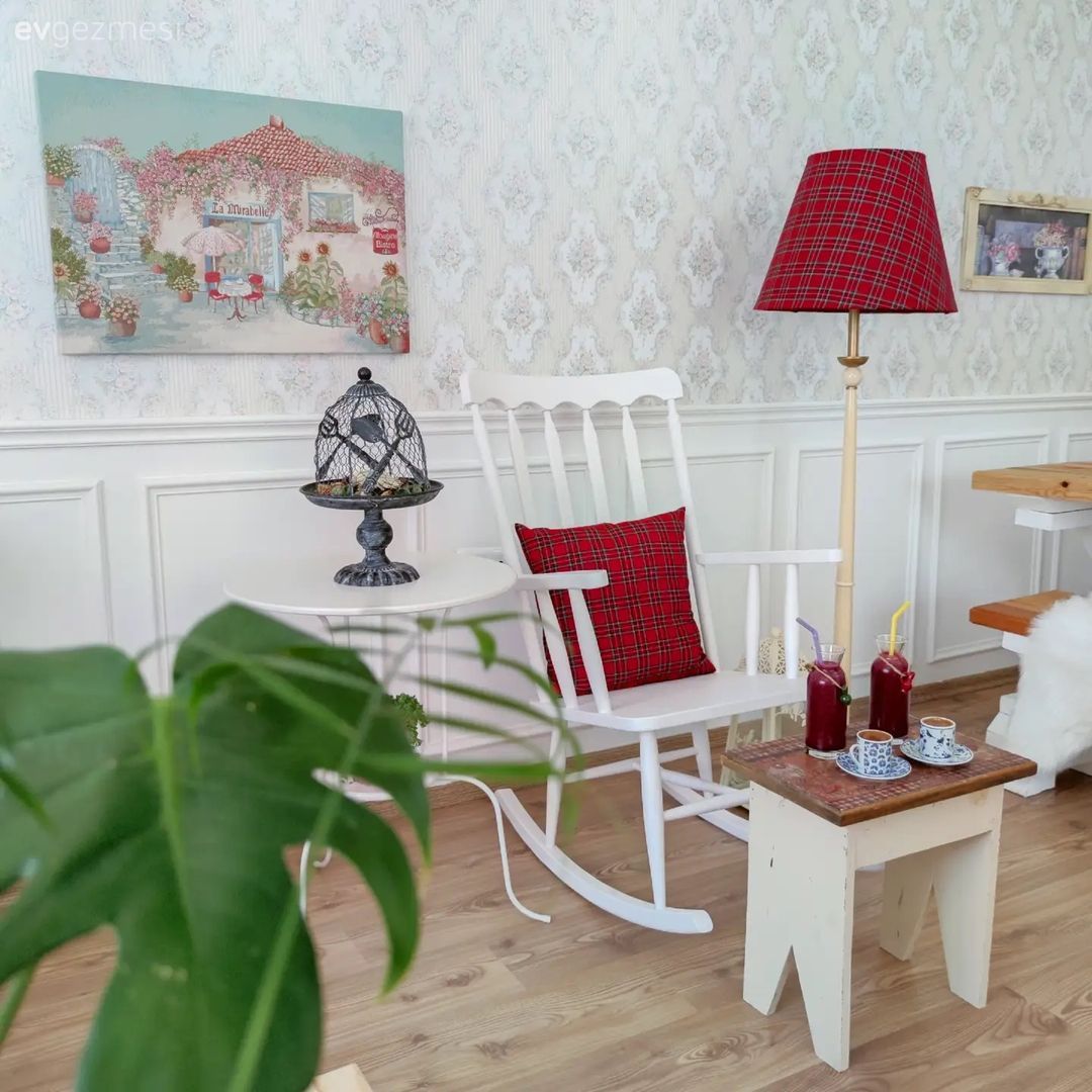 Salon, Country, Beyaz, Kırmızı, Sandalye, Orta sehpa, Sehpa, Lambader, Aydınlatma, Ev bitkisi, Parke, Duvar çıtalama, Tablo, Duvar dekorasyonu