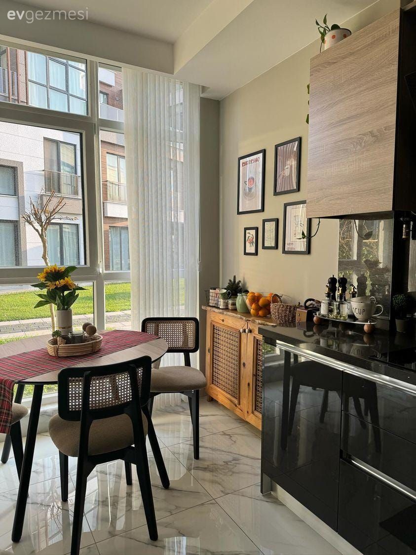 Mutfak, Siyah, Ahşap mutfak, Modern, Mutfak tezgahı, Mutfak tezgah arası, Sandalye, Mutfak masası, Tül perde, Perde, Mutfak duvar dekorasyonu