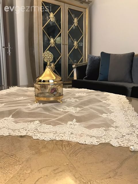 Ev Gezmesi: Klasik Ruhun Yansıdığı Bir Salon Dekoru