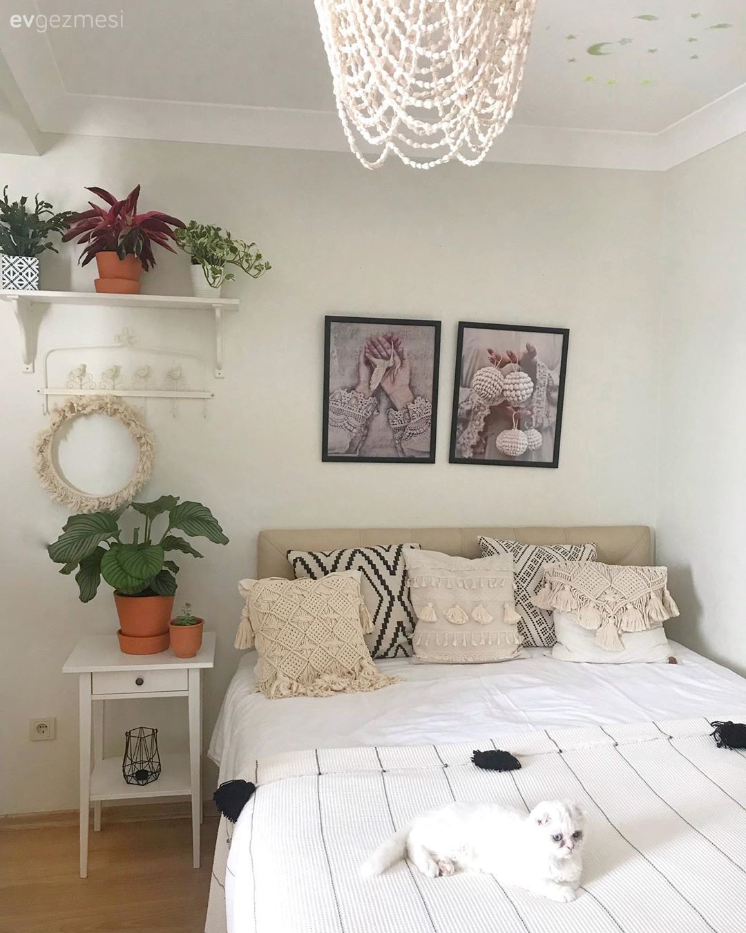 Yatak Odası, Beyaz, Vizon, Bej, Yatak örtüsü, Yatak başlığı, Tablo, Yatak odası duvar dekorasyonu, Komodin, Duvar rafı, Duvar dekorasyonu, Ev bitkisi, Kırlent, Ev tekstili, Saksı, Geometrik desen, Desenler