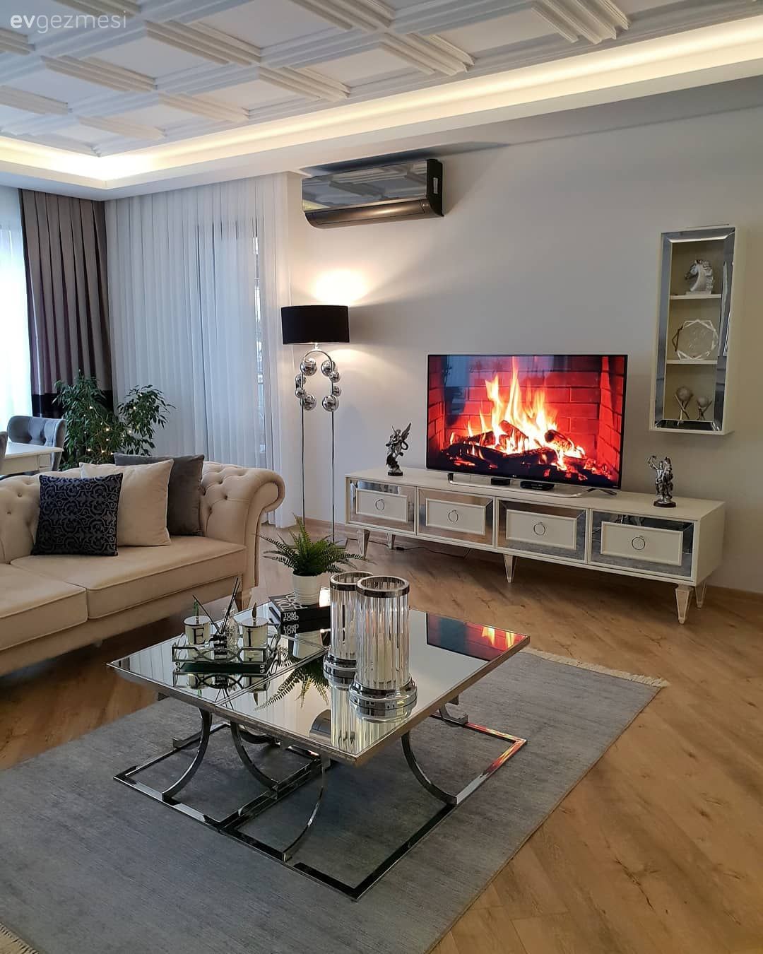 Salon, Art deko, Tavan dekorasyon, Beyaz, Gri, Gümüş, Koltuk takımı, Orta sehpa, Sehpa, Metal ayaklı sehpa, Halı, Sehpa üstü aksesuarı, Ev Aksesuar, Lambader, Aydınlatma, Ev bitkisi, Siyah, Salon halısı, Avize, Duvar dekorasyonu, Duvar çıtalama, Metal duvar saati, Dekoratif Objeler, Tv ünitesi, Tv ünitesi aksesuarları, Duvar rafı, Fon perde, Perde, Tül perde