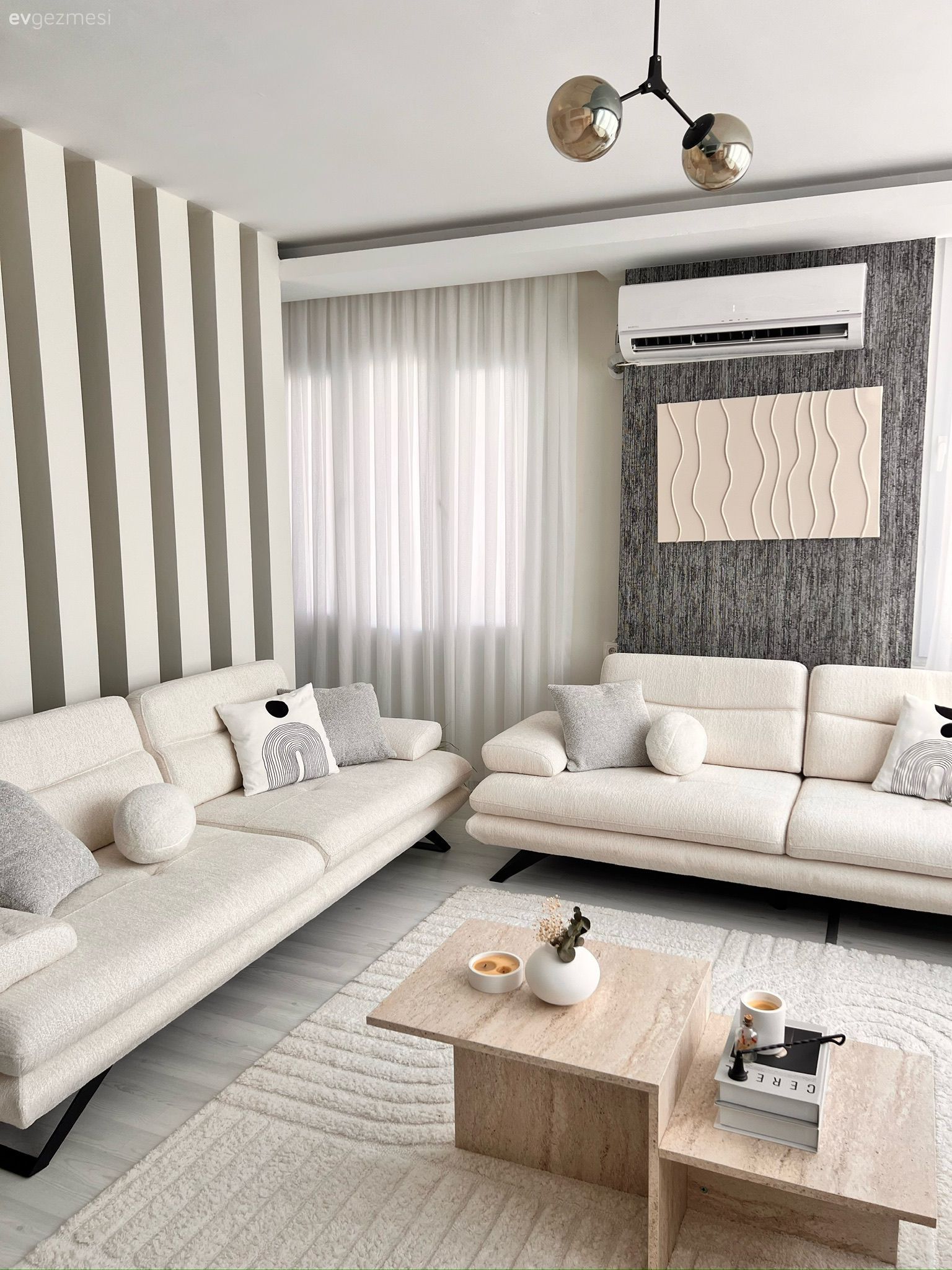 Salon, Modern, Beyaz, Bej, Krem, Koltuk takımı, Kırlent, Ev tekstili, Tablo, Duvar dekorasyonu, Orta sehpa, Sehpa, Beyaz halı, Avize, Aydınlatma, Tül perde, Perde