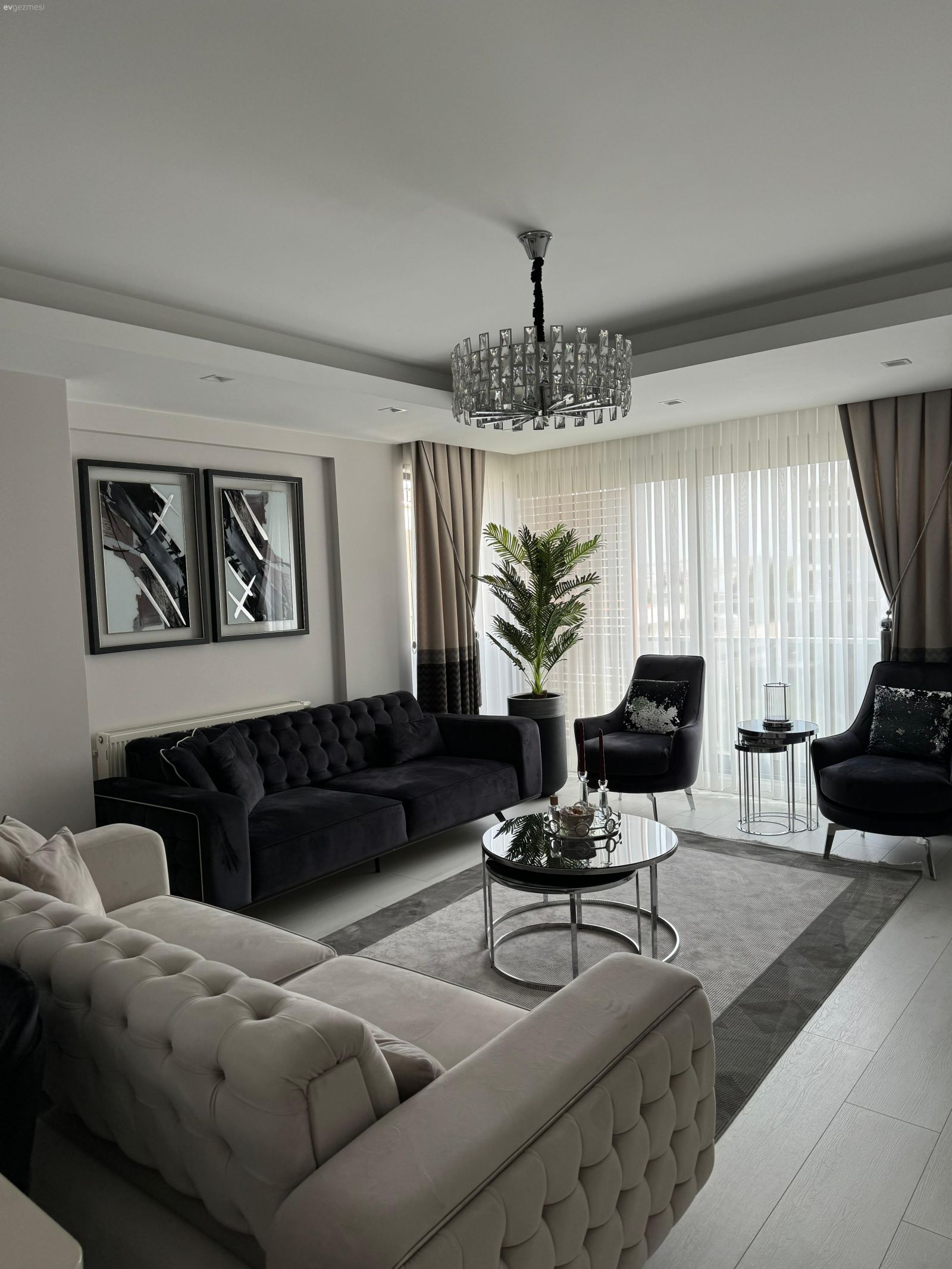 Bu İzmir Evinde Modern Stil Aynalar Eşliğinde Seviliyor!