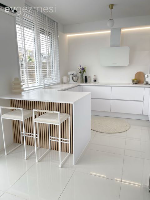 Mutfak, Beyaz, Mutfak yarım adası, Davlumbaz, Jaluzi, Bar masa & sandalyeleri