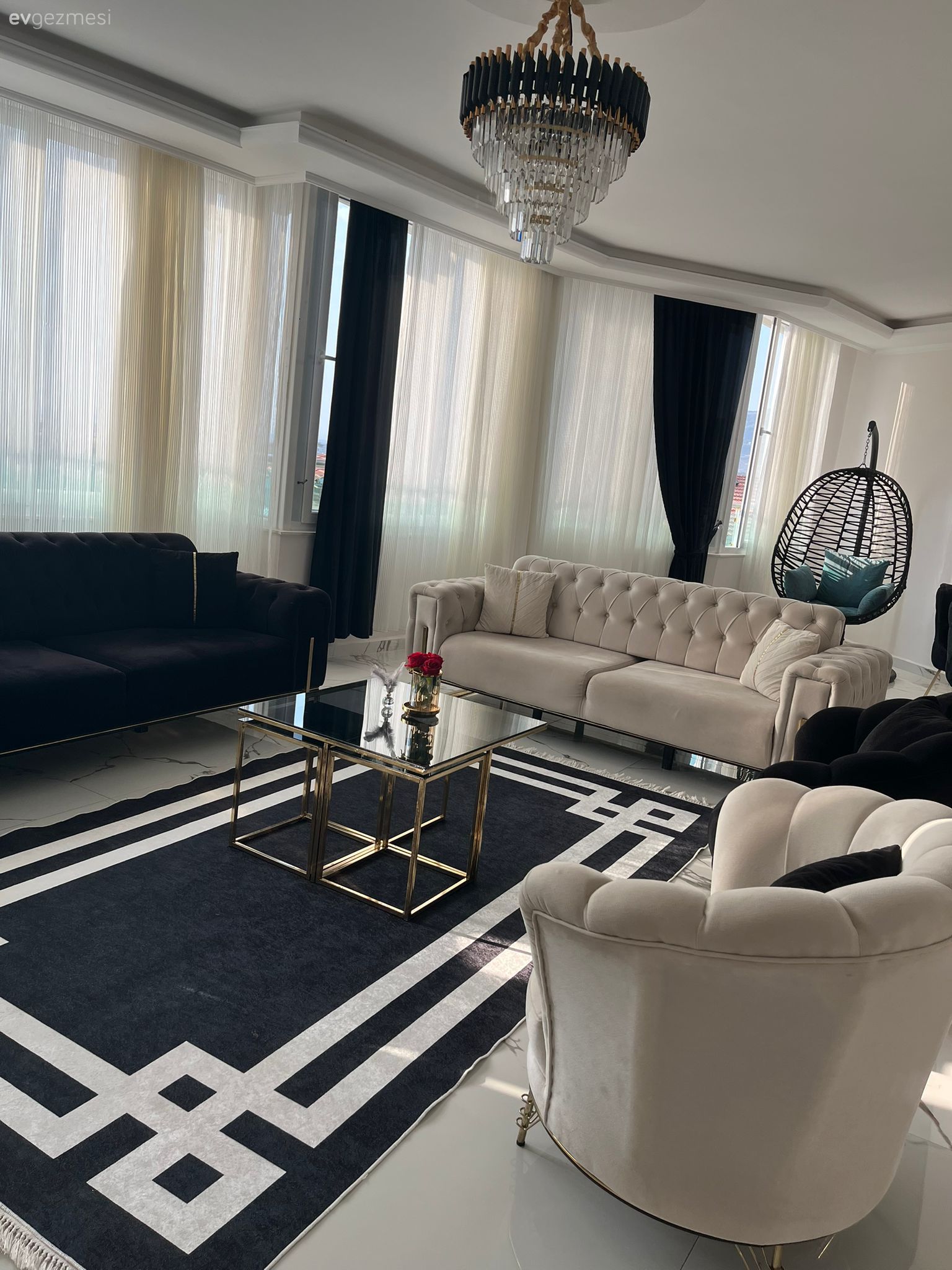 Bu Hatay Evinde Altın Yansımalar Her Detayda Yerini Almış