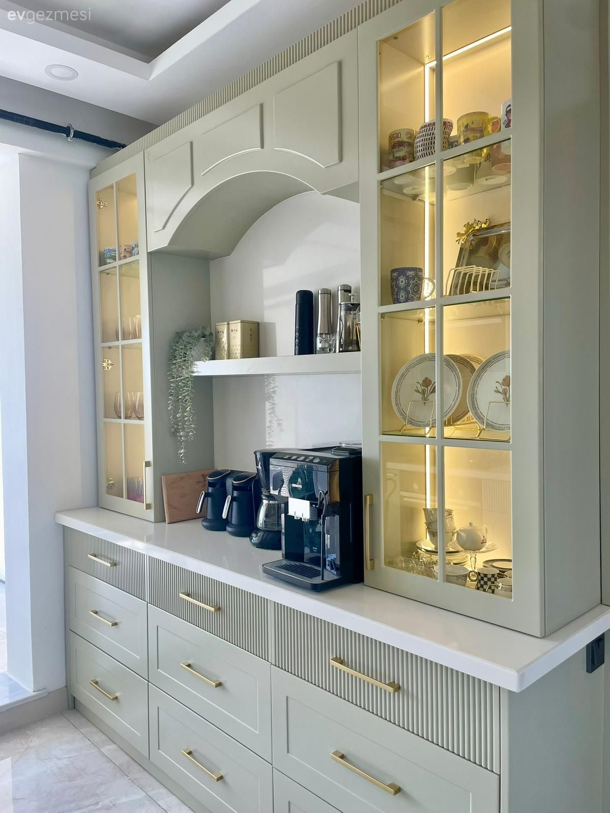Mutfak, Bej, Gri, Kahve köşesi, Cam kapaklı dolap, Mutfak aksesuarları, Shaker kapaklı dolaplar, Altın
