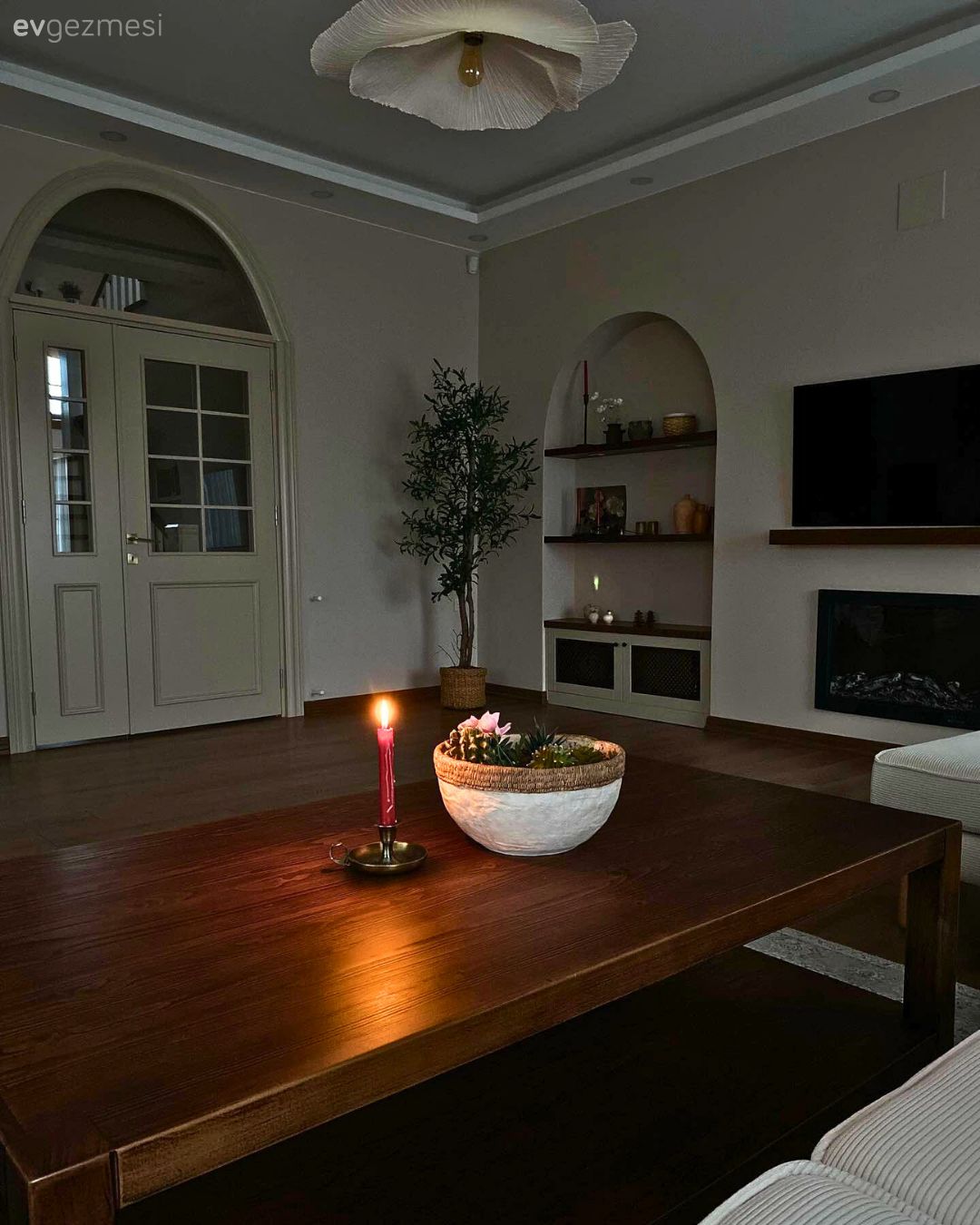 Salon, Modern rustik, Ahşap Mobilya, Duvar Nişleri, Duvar rafı, Duvar dekorasyonu, Ev bitkisi, Kapı , Parke, Sandalye, Beyaz, Krem, Bej, Kahverengi, Orta sehpa, Sehpa, Tv ünitesi, Tv ünitesi aksesuarları, Ev Aksesuar