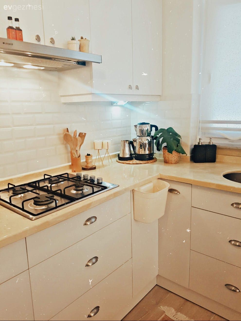 Mutfak, Beyaz mutfak, Beyaz, Mutfak tezgahı, Mutfak tezgah arası, Tezgah arası seramik, Mutfak aksesuarları, Ankastre