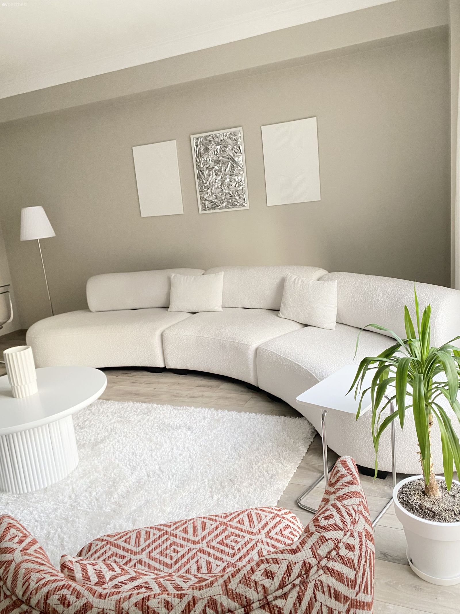 Salon, Modern, Beyaz, Bej, Pembe, Köşe koltuk, Koltuk takımı, Krem, Tül perde, Perde, Tv ünitesi, Tv ünitesi aksesuarları, Ev Aksesuar, Parke, Halı, Salon halısı, Tablo, Duvar dekorasyonu, Avize, Aydınlatma, Kırlent, Ev tekstili, Salon avizesi