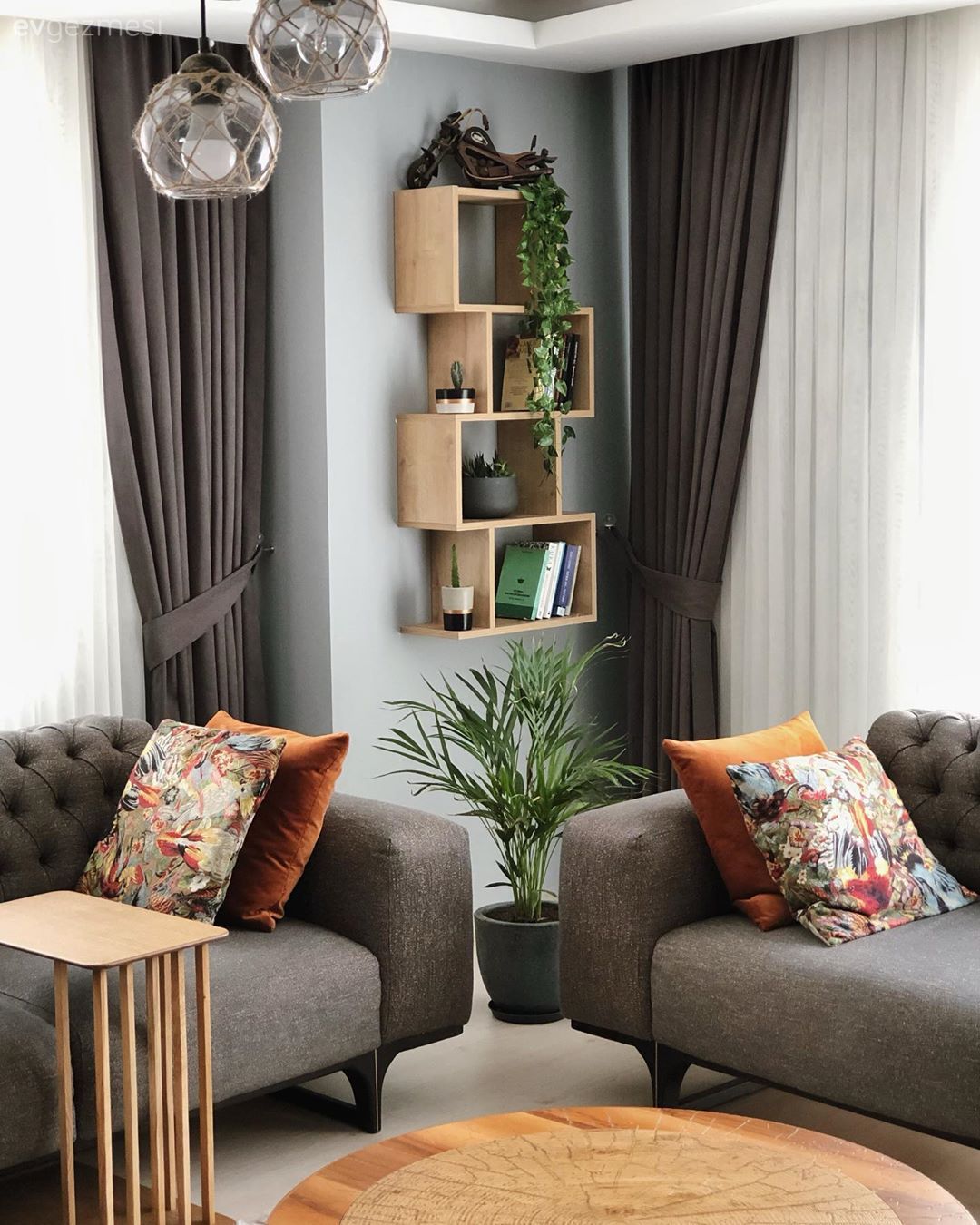 Salon, Gri, Modern, Ahşap Mobilya, Turuncu, Çiçekli desen, Desenler, Koltuk takımı, Orta sehpa, Sehpa, Fon perde, Perde, Tül perde, Yan sehpa, Kitaplık, Halı, Salon halısı, Ev bitkisi, Kırlent, Ev tekstili