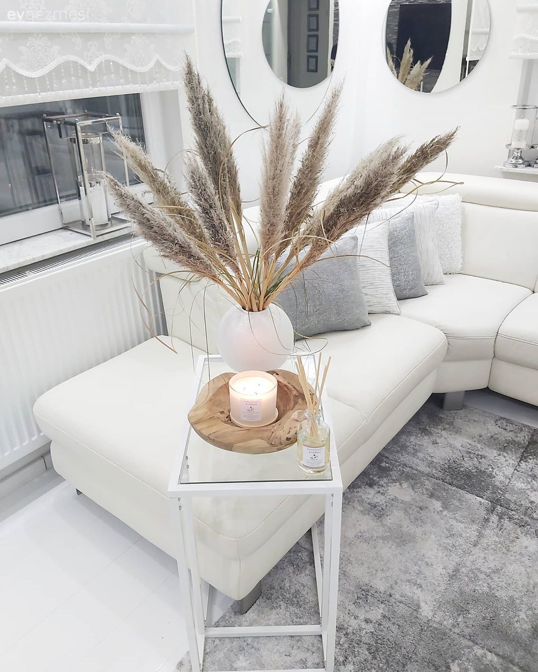 Salon, Modern, Beyaz, Gri, Köşe koltuk, Koltuk takımı, Vazo, Ev Aksesuar, Pampas otu, Halı, Salon halısı, Perde, Katlamalı perde, Yuvarlak ayna, Dekoratif ayna