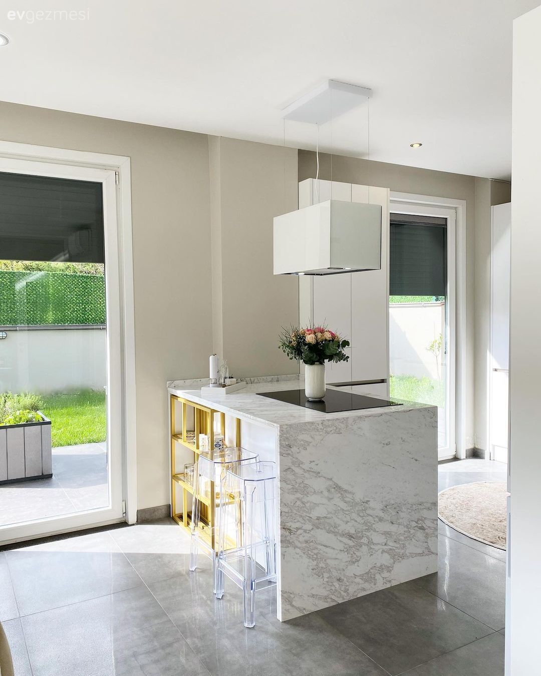 Açık Renklerin Hüküm Sürdüğü Bu Evde Sarı Vurgular Tam Kararında