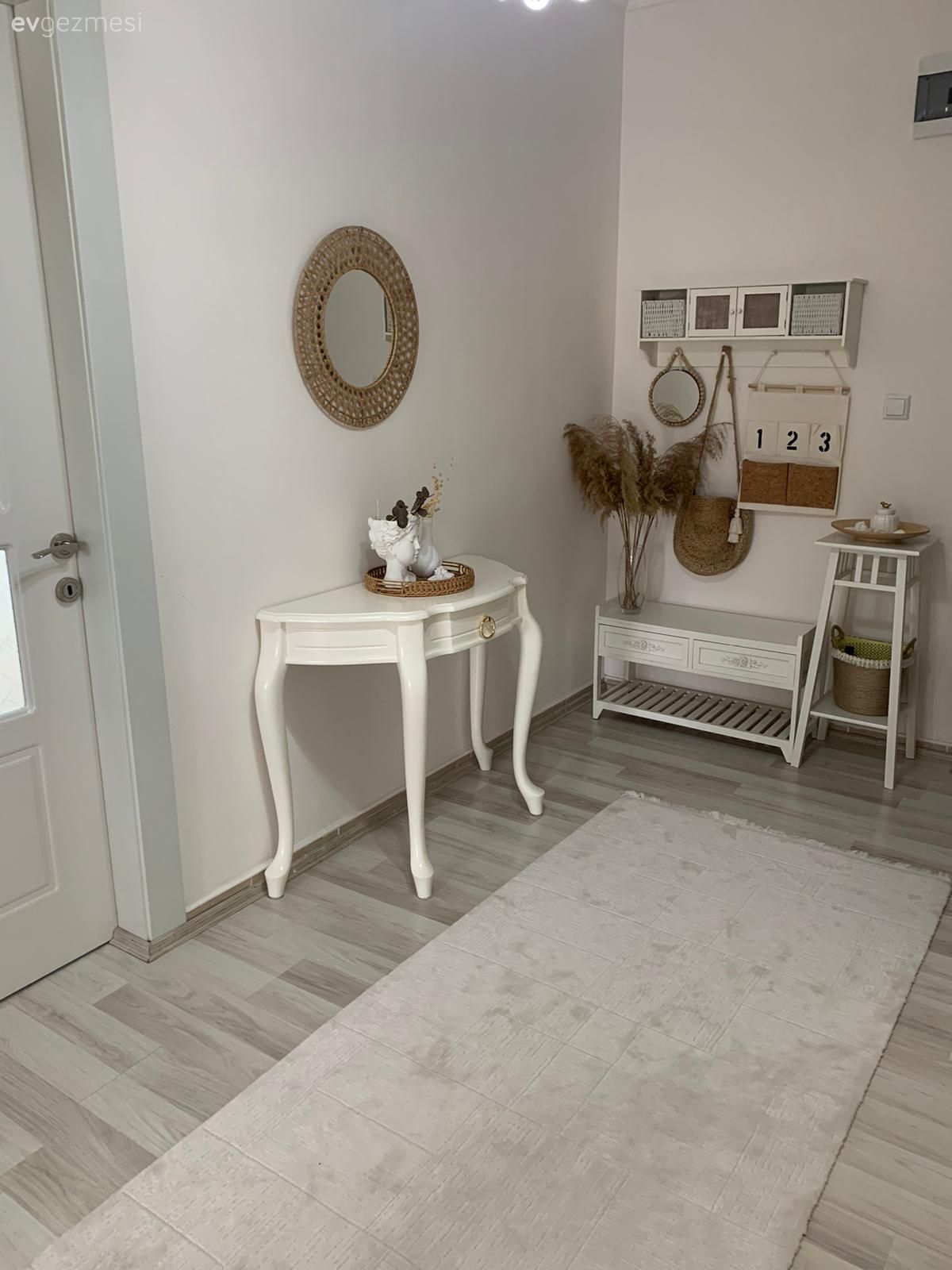 Antre, Beyaz, Ayna, Ayakkabılık, Avize, Aydınlatma, Halı, Parke, Ev bitkisi, Duvar rafı, Duvar dekorasyonu, Dresuar
