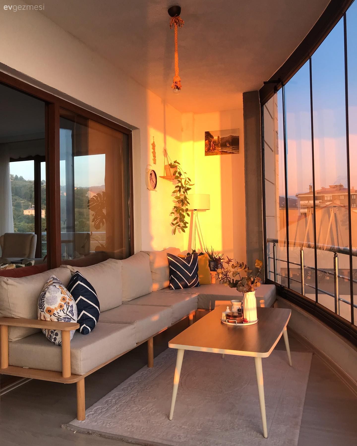 Denize Bakan Bu Trabzon Balkonunda Keyif Yapmalık Ayrı Köşeler Var!