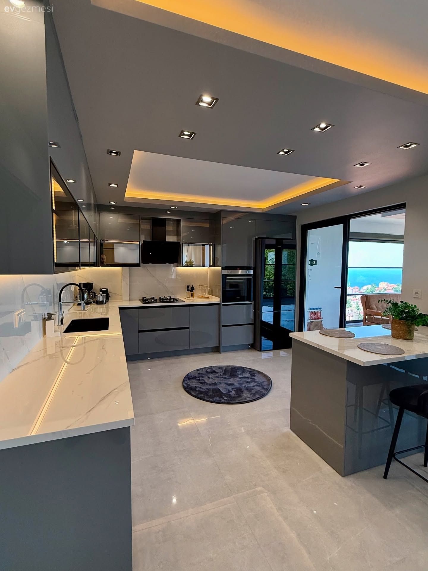 Bu Açık Mutfakta Modern Tarza Göz Kırpan Çok Parça Var