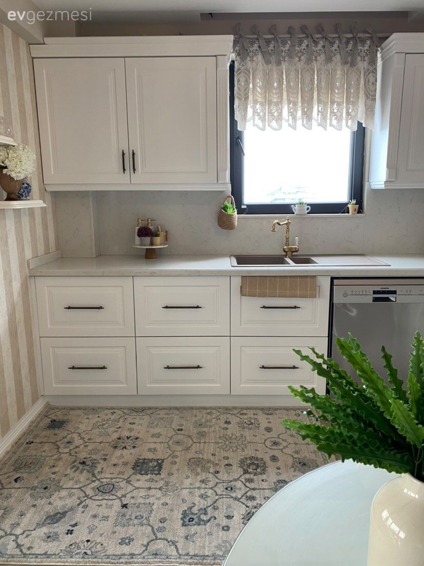 Mutfak, Beyaz, Country mutfak, Shaker kapaklı dolaplar, Mutfak tezgahı, Mutfak tezgah arası, Mutfak perdesi, Mutfak zemin seramikleri