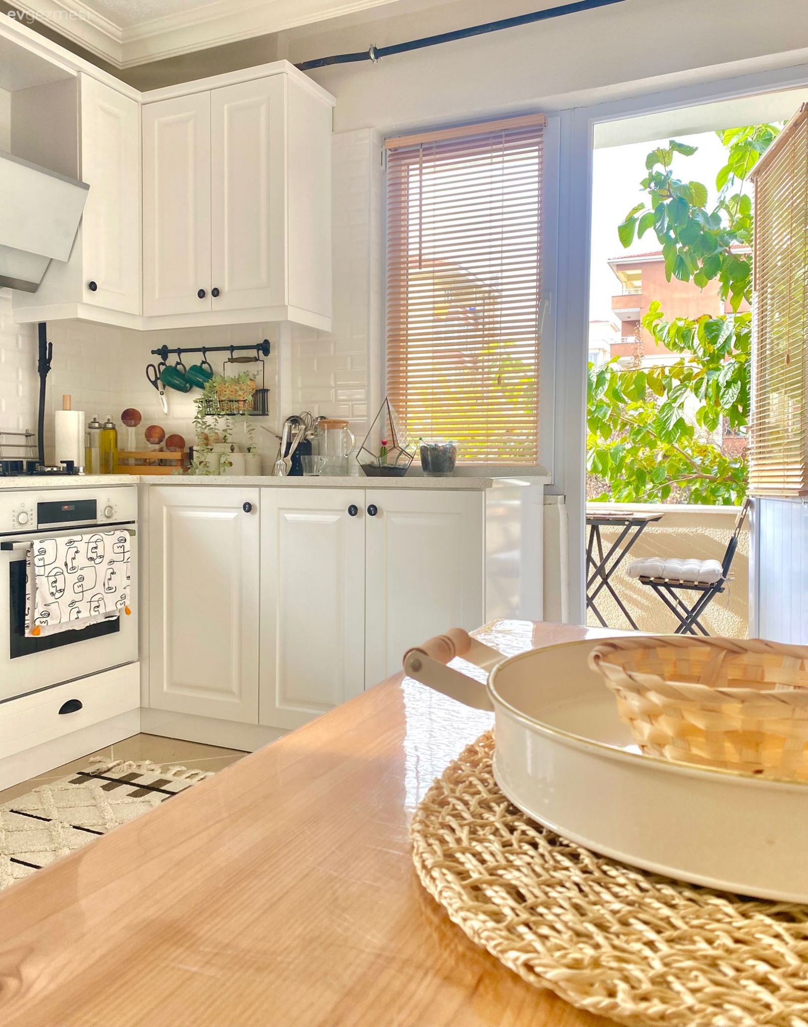 Mutfak, Modern mutfak, Gri, Beyaz, Davlumbaz, Mutfak perdesi, Shaker kapaklı dolaplar, Beyaz mutfak, Bej, Krem, Mutfak masası, Mutfak aksesuarları, Ahşap Mobilya, Balkon