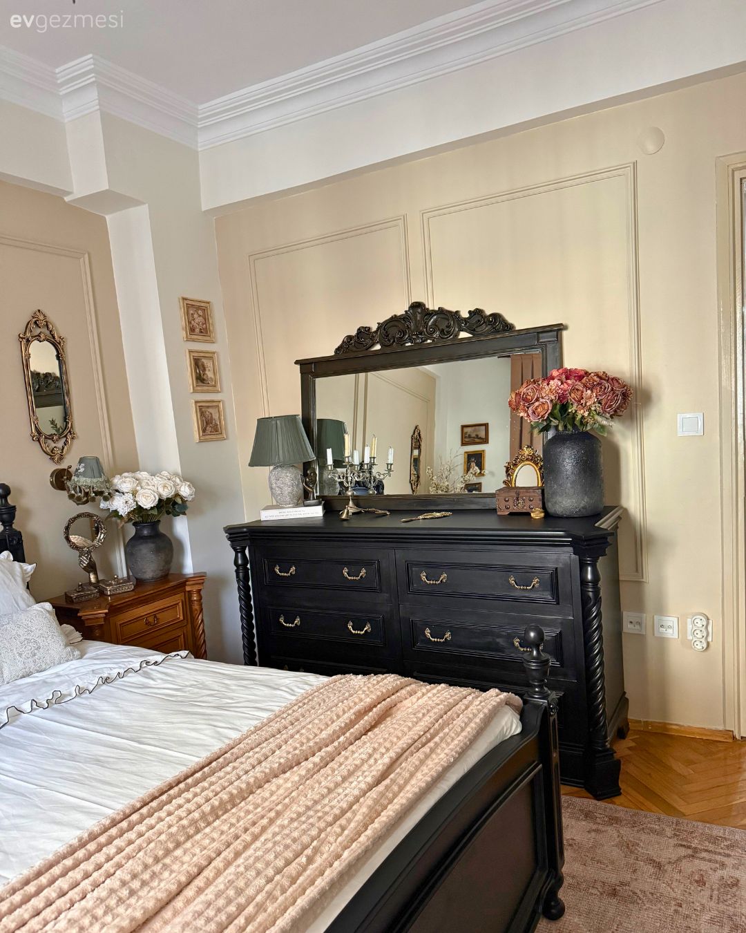 Yatak Odası, Country, Ahşap Mobilya, Masif ahşap, Duvar çıtalama, Yatak başlığı, Yatak örtüsü, Avize, Aydınlatma, Yatak odası avizesi, Halı, Salon halısı, Dekoratif Objeler, Komodin, Ayna, Duvar dekorasyonu, Vazo, Ev Aksesuar, Abajur