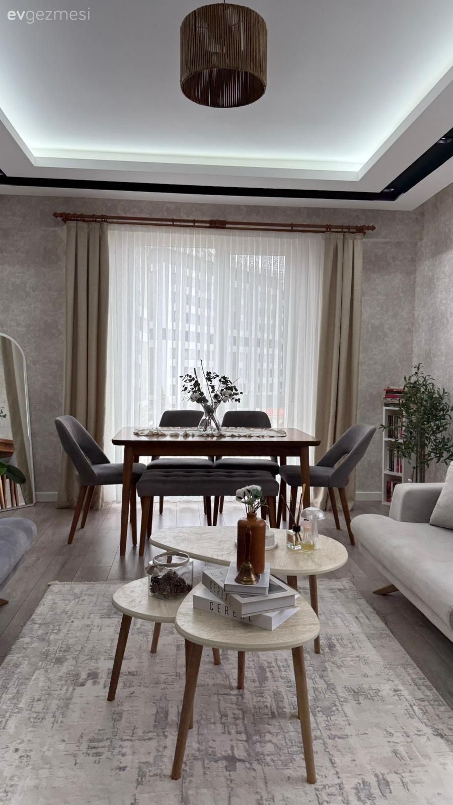 Yemek Odası, Beyaz, Bej, Gri, Ahşap Mobilya, Koltuk takımı, Halı, Salon halısı, Orta sehpa, Sehpa, Fon perde, Perde, Tül perde, Ev bitkisi, Dekoratif Objeler, Led aydınlatma, Aydınlatma, Avize