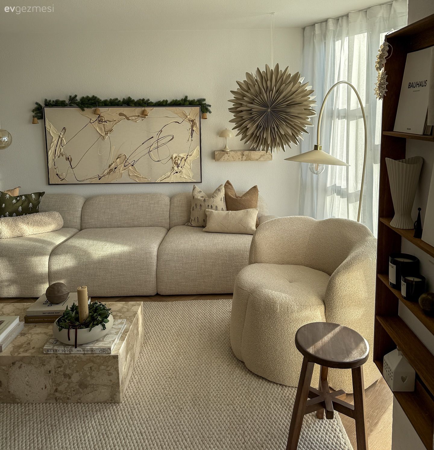 Salon, İskandinav, Modern, Beyaz, Bej, Krem, Koltuk takımı, Puf, Oval Mobilya, Tablo, Duvar dekorasyonu, Lambader, Aydınlatma, Orta sehpa, Sehpa, Beyaz halı, Salon halısı, Halı, Kırlent, Ev tekstili, Dekoratif Objeler, Teddy koltuk