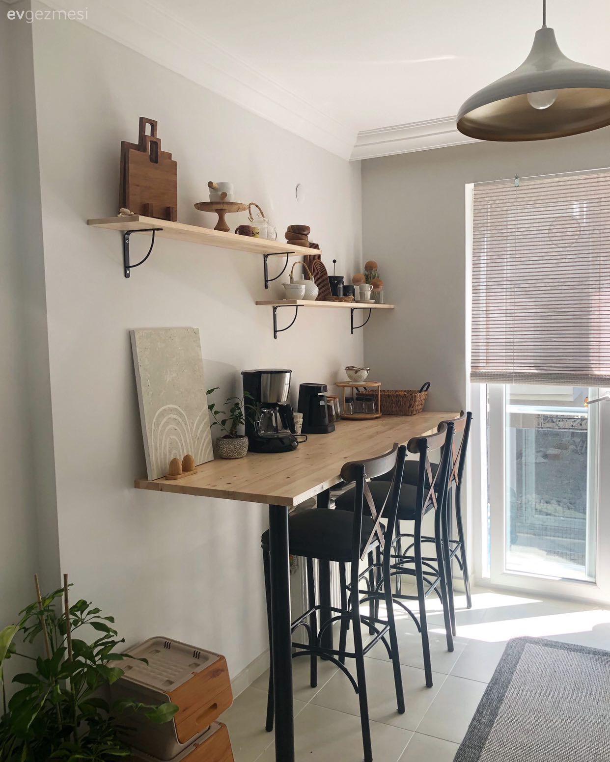 Bu Minimalist Ev Renkli Çizimlerle Hareket Kazanmış!