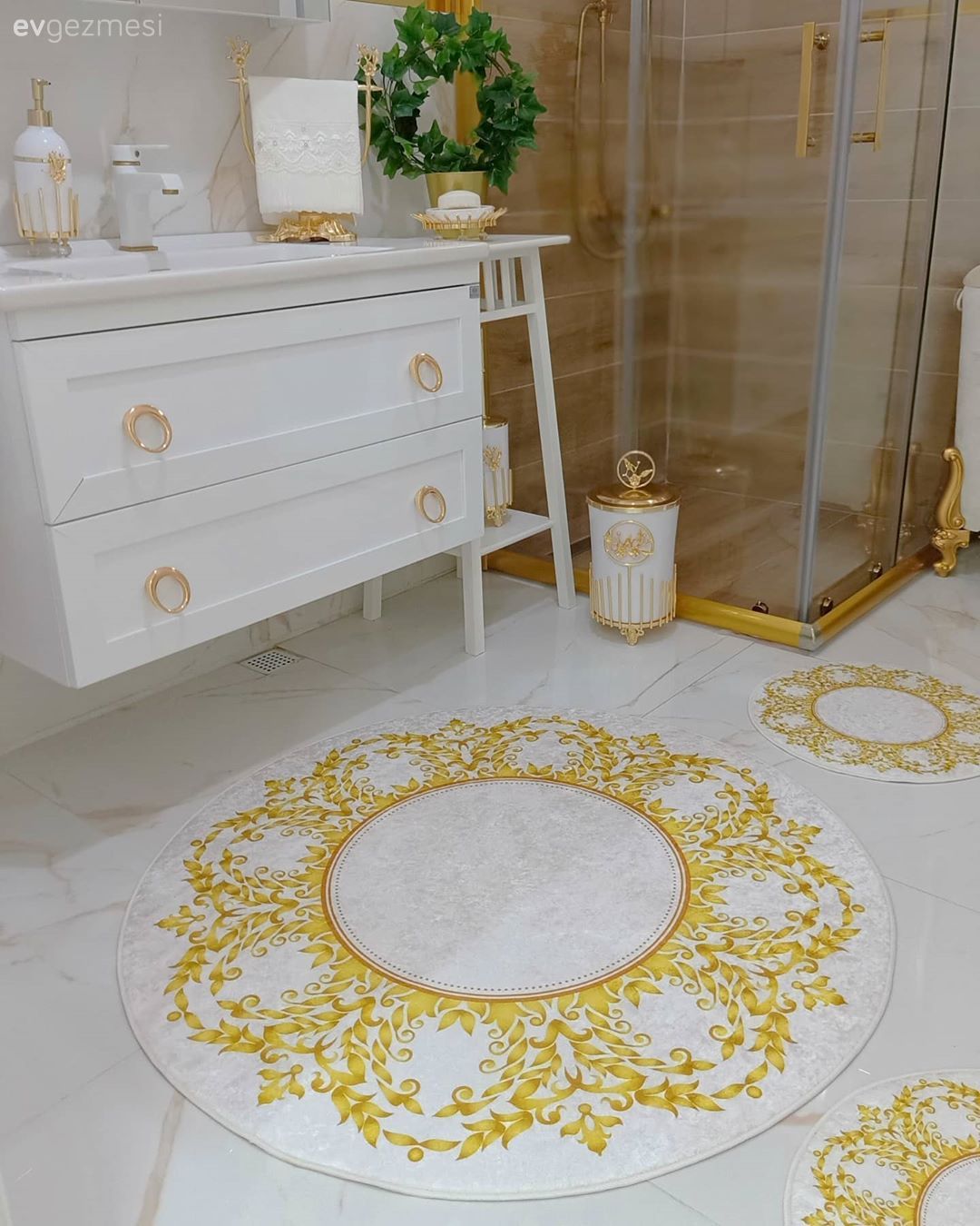 Banyo, Beyaz, Altın, Banyo dolabı, Banyo seramikleri, Duşakabin, Banyo paspası, Banyo aynası, Banyo aksesuarları