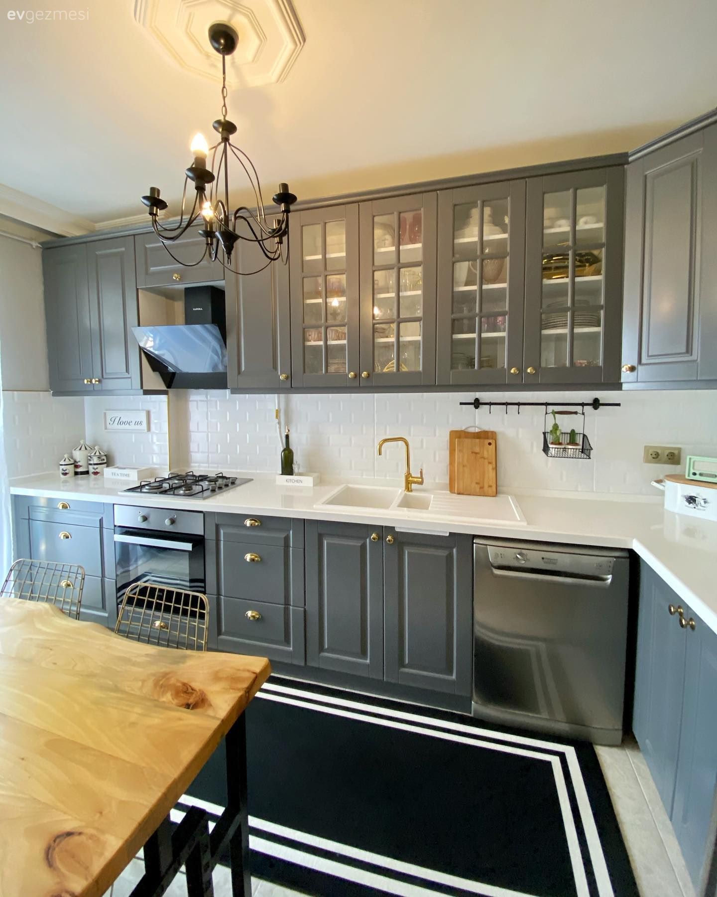 Mutfak, Antrasit  , Gri, Siyah, Beyaz, Country, Modern, Shaker kapaklı dolaplar, Mutfak tezgahı, Mutfak tezgah arası, Mutfak aksesuarları, Mutfak Avize Modelleri, Mutfak halısı, Mutfak masası, Ahşap masa, Metro seramik, Seramik, Tezgah arası seramik