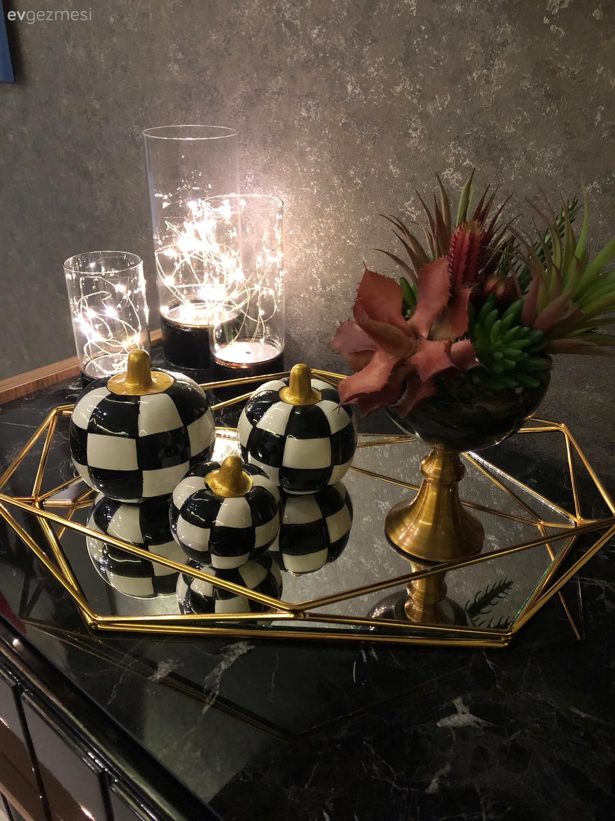 Aynalı tepsi, Ev Aksesuar, Sehpa üstü aksesuarı, Yapay çiçekler, Mumluk, Gri duvar