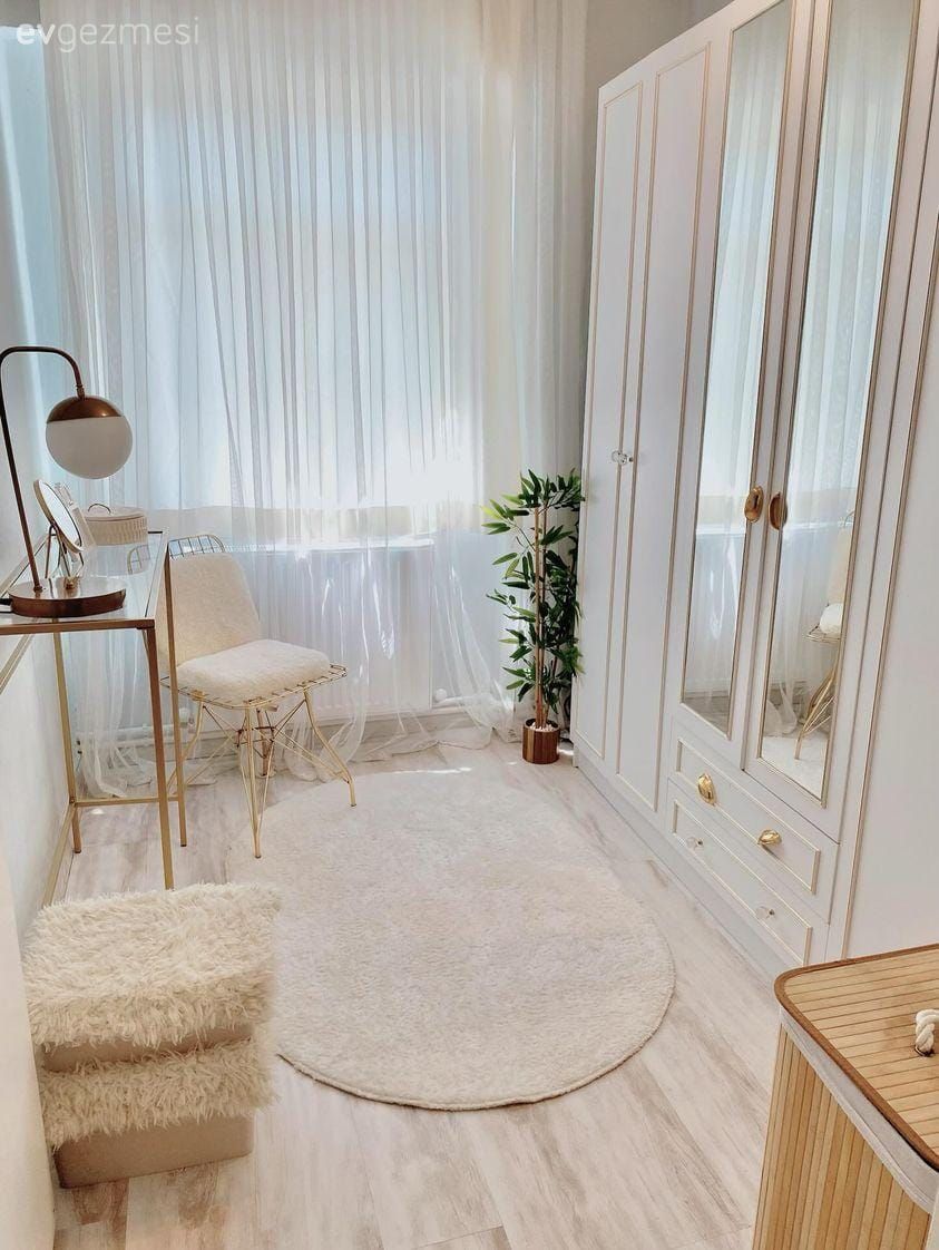 Giyinme odası, Beyaz, Gardrop, Yatak Odası, Tül perde, Perde, Yuvarlak halı, Halı, Ev bitkisi