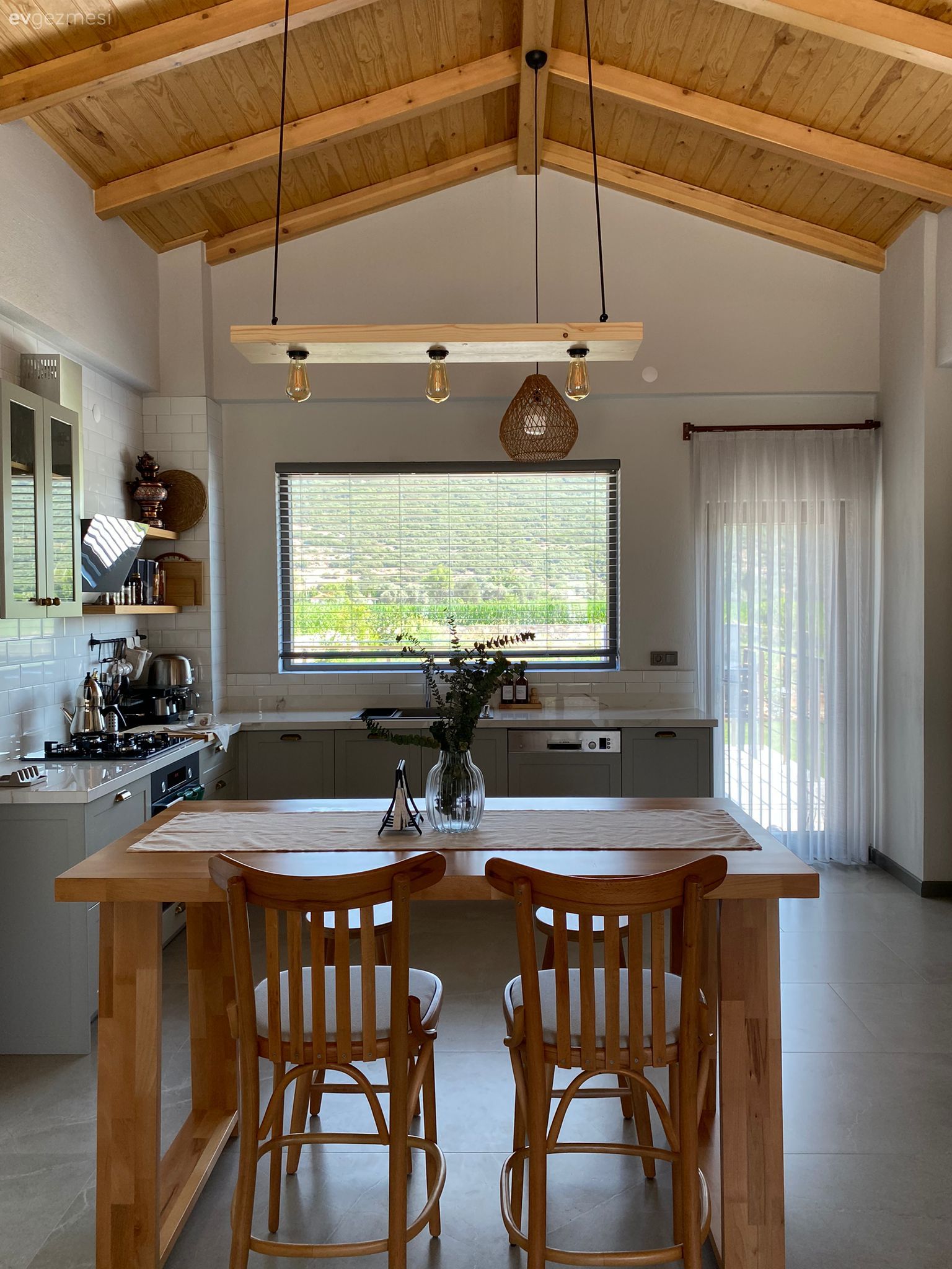 Muğla'daki 100 M2'lik Bu Köy Evinin İçi Beton Dışı Taş!