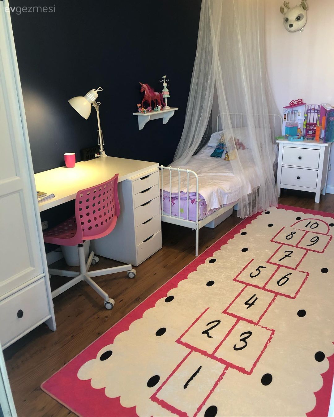 Çocuk Odası, Beyaz, Pembe, Antrasit duvar, Cibinlik, Çocuk odası halısı, Komodin, Çocuk odası çalışma masası