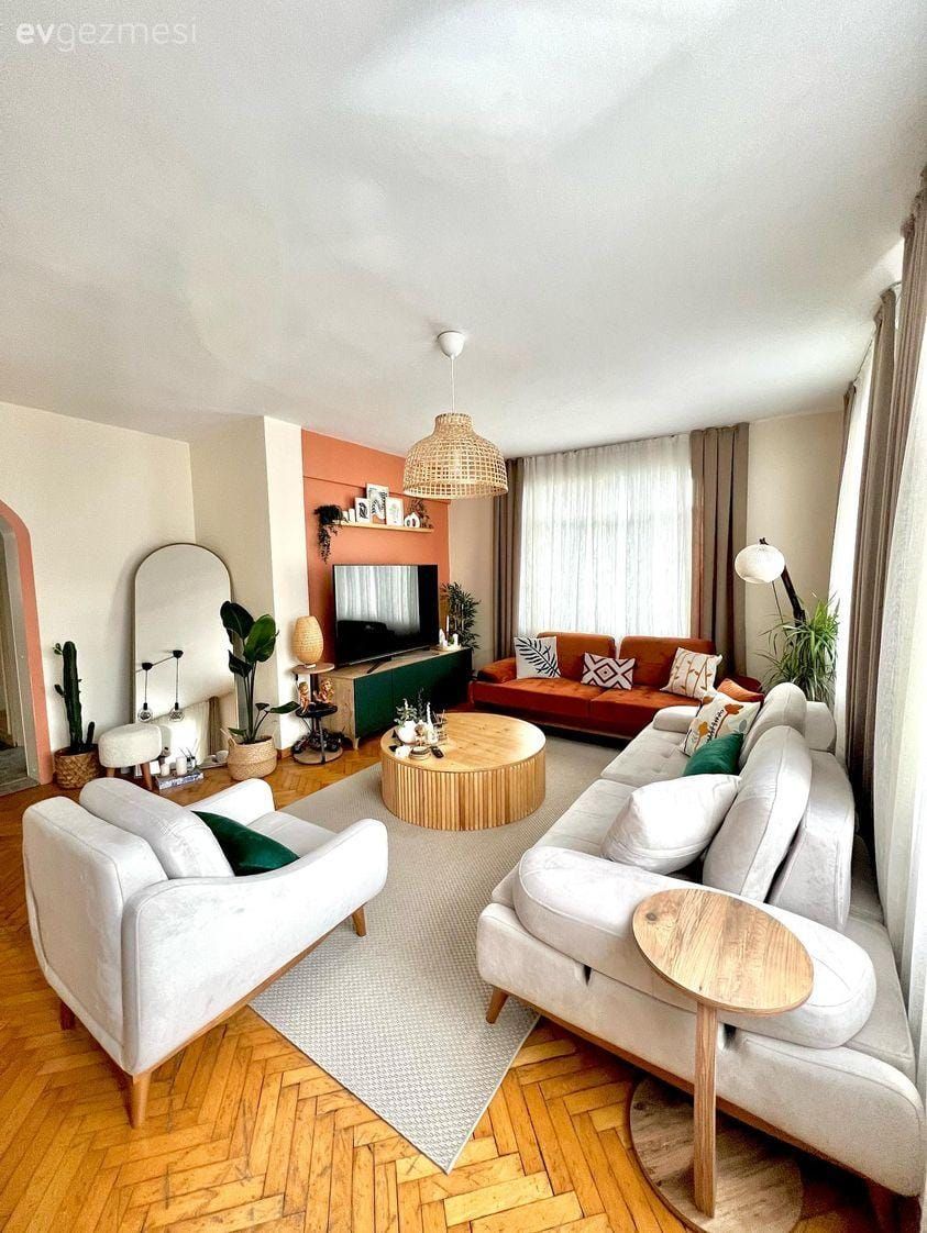 Salon, Modern, Bohem Dekorasyon, Krem, Bej, Turuncu, Ahşap Mobilya, Turuncu duvar rengi, Koltuk takımı, Orta sehpa, Sehpa, Fon perde, Perde, Tül perde, Tv ünitesi, Tv ünitesi aksesuarları, Ev Aksesuar, Halı, Salon halısı, Ev bitkisi, Hasır avize, Lambader, Aydınlatma, Kırlent, Ev tekstili, Parke