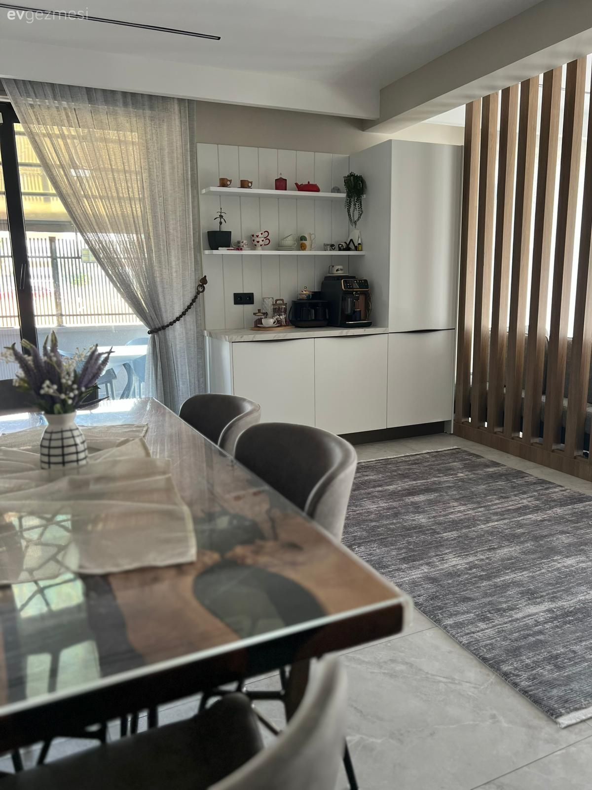 Amerikan Mutfak, Mutfak, Modern mutfak, Beyaz, Siyah, Ahşap Mobilya, Mutfak masası, Mutfak sandalyesi, Kahve köşesi, Seperatör, Mutfak zemin seramikleri, Mutfak Avize Modelleri, Mutfak perdesi, Mutfak halısı, Mutfak tülü