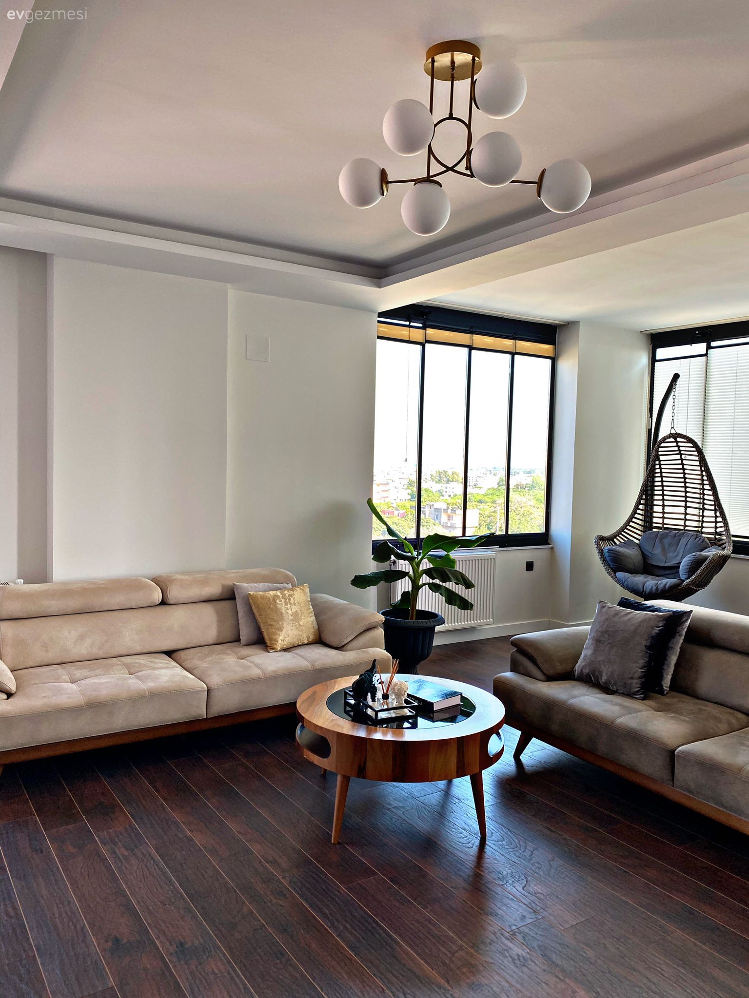 Modern rustik, Vizon, Krem, Kahverengi, Koltuk takımı, Orta sehpa, Sehpa, Parke, Salıncak, Avize, Aydınlatma, Ev bitkisi, Beyaz, Kırlent, Ev tekstili, Oturma Odası