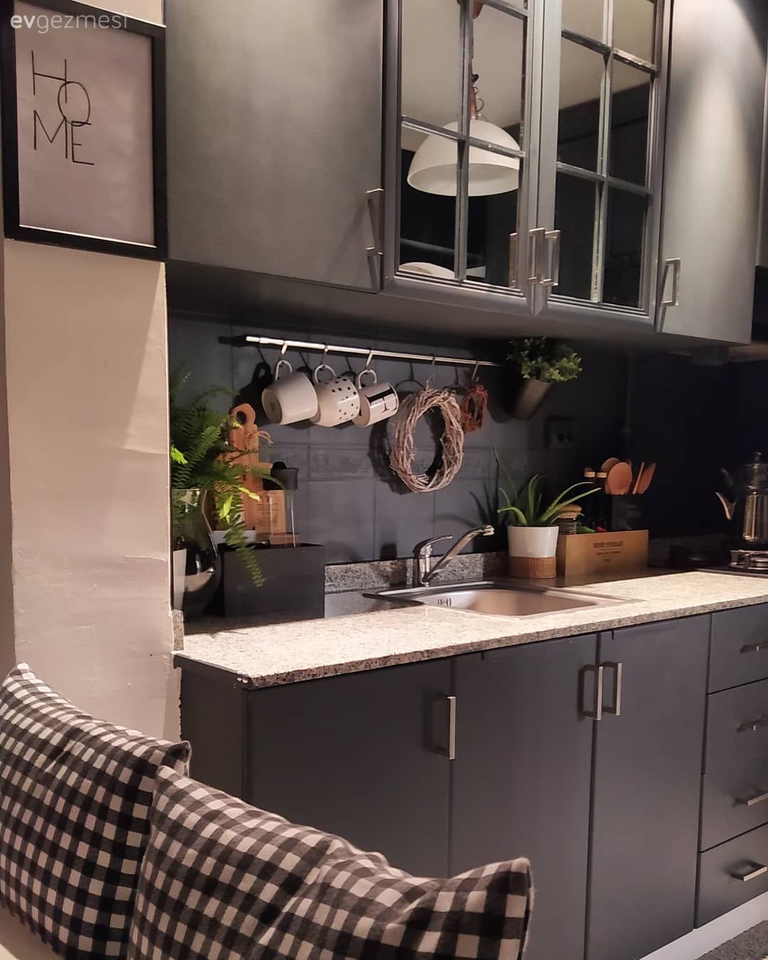 Küçük Parçalarla Büyük Değişiklik Yapabilen Bir İzmir Evi