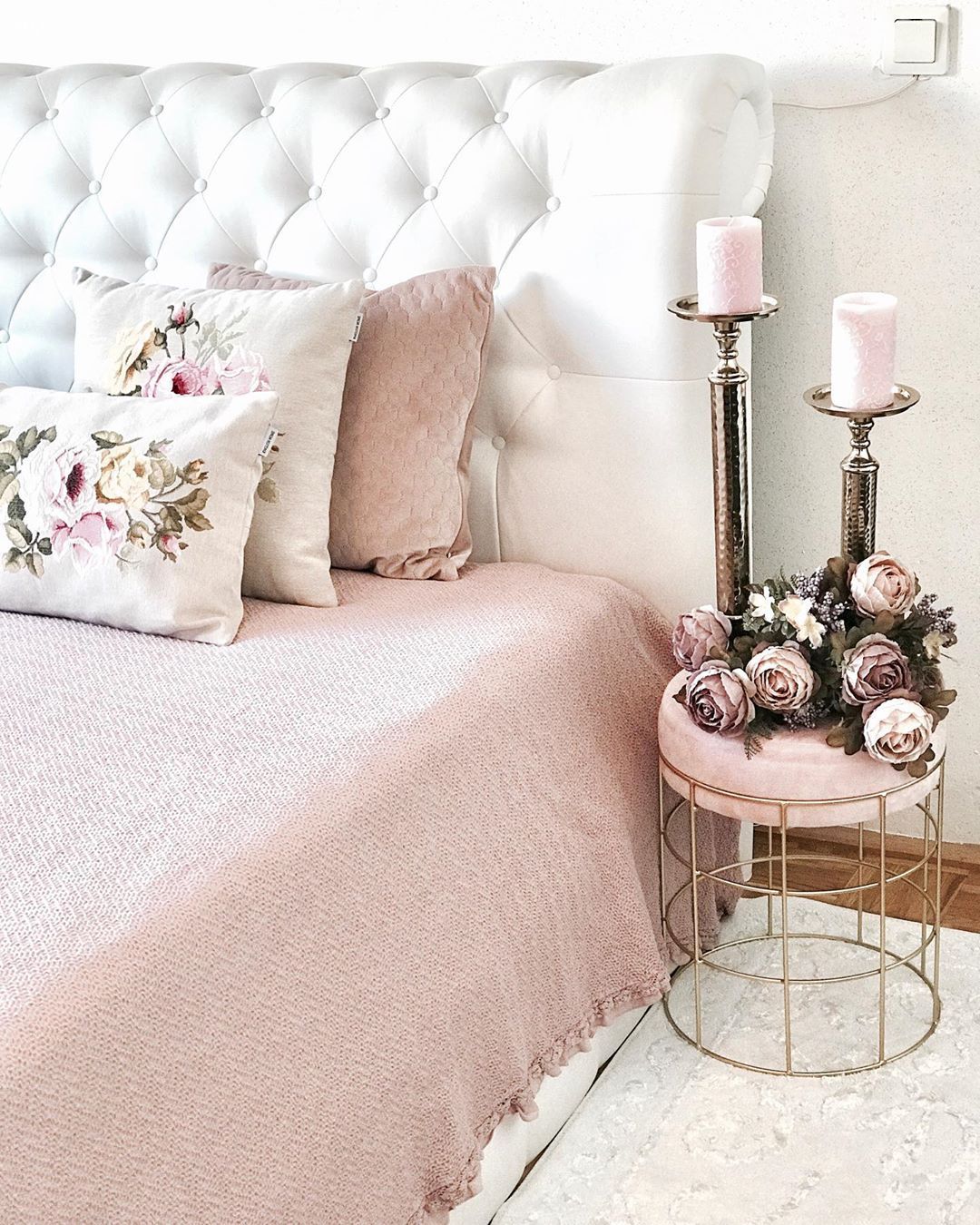 Sade Renklerin Hakim Olduğu Bu Evin Her Detayında Işıltı Var