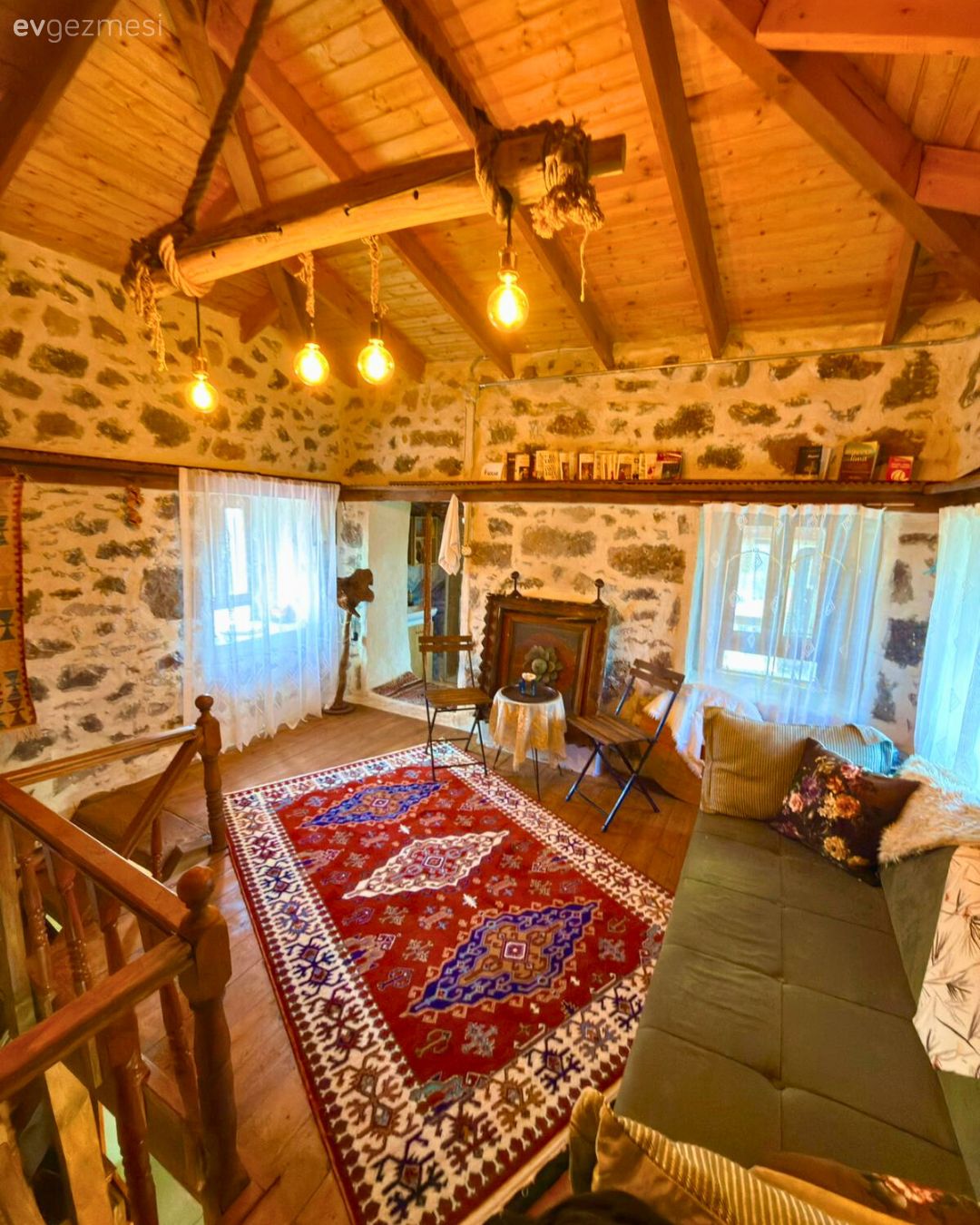 Köy evi, Ahşap ev, Taş ev, Dubleks evler, Tavan dekorasyon, Rustik Aydınlatma, El dokuma halı, Halı, Yeşil, Bordo, Koltuk takımı, Desenler