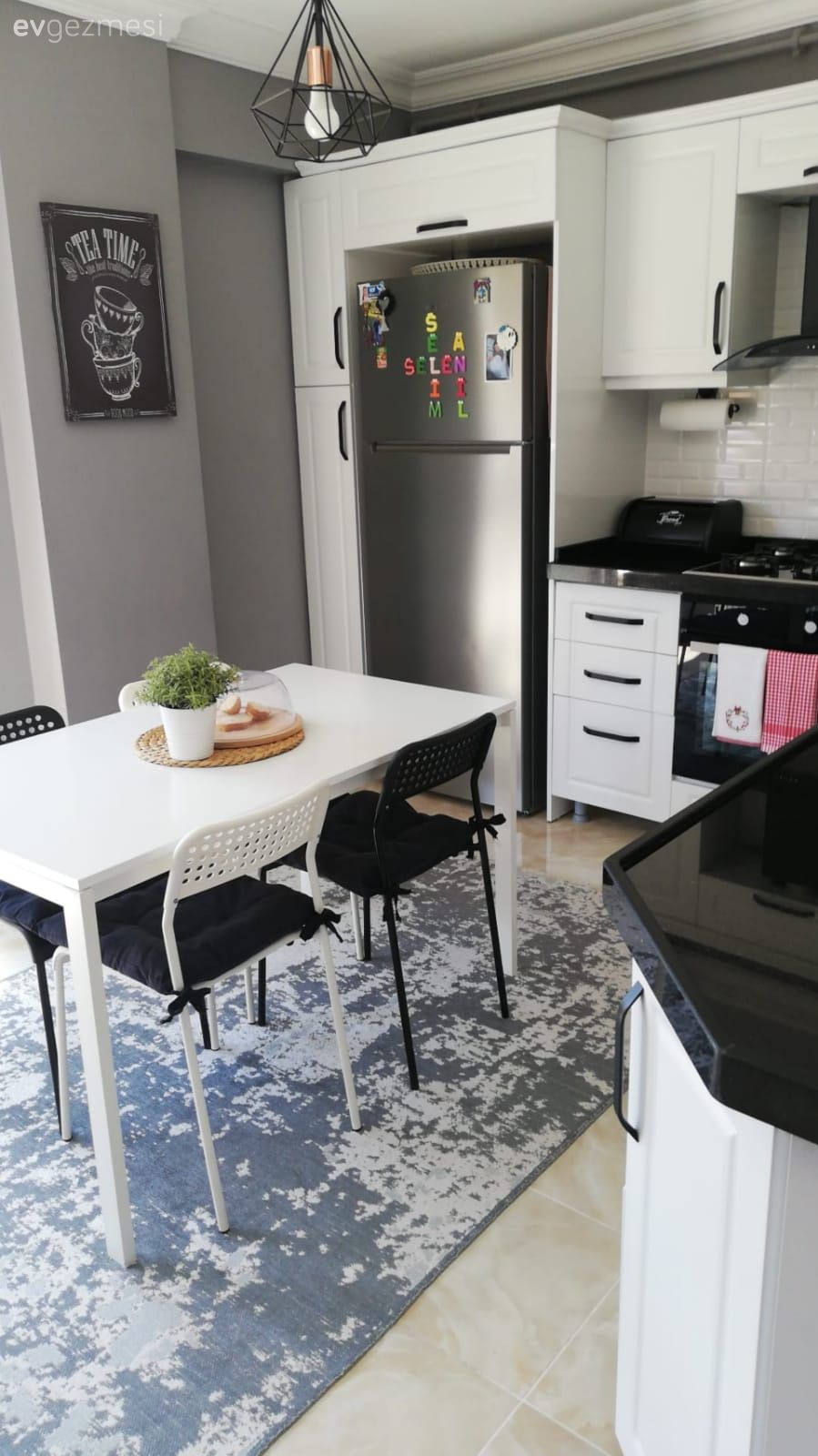 Mutfak, Beyaz, Siyah, Küçük mutfak dekorasyonu, Mutfak masası, Sandalye, Mutfak tezgahı, Halı