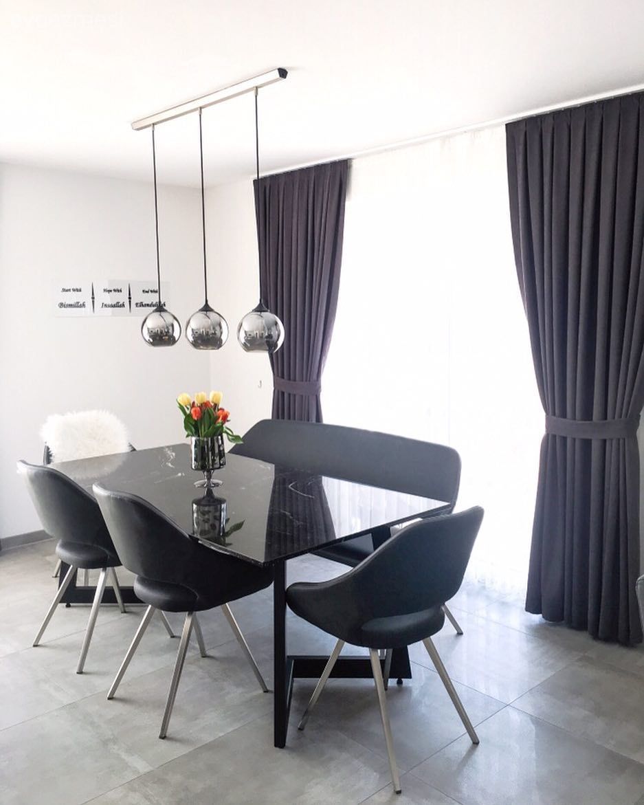 Yemek masası, Sandalye, Yemek Odası, Mermer masa, Krom sarkıt, Yemek odası avizesi, Modern, Siyah, Fon perde, Perde, Zemin seramikleri, Tül perde, Vazo, Ev Aksesuar, Çiçekler