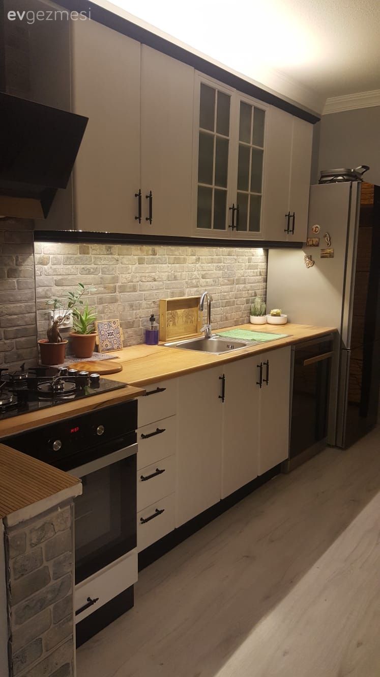 Koridor tipi mutfak, Mutfak, Rustik mutfak, Beyaz, Siyah, Ahşap mutfak tezgahı, Mutfak tezgahı, Mutfak tezgah arası, Taş duvar, Duvar dekorasyonu, Parke, Davlumbaz, Ankastre