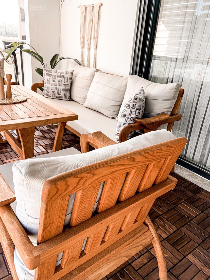 Bu İzmir Evinin Balkonunda Ahşaplar Ön Planda